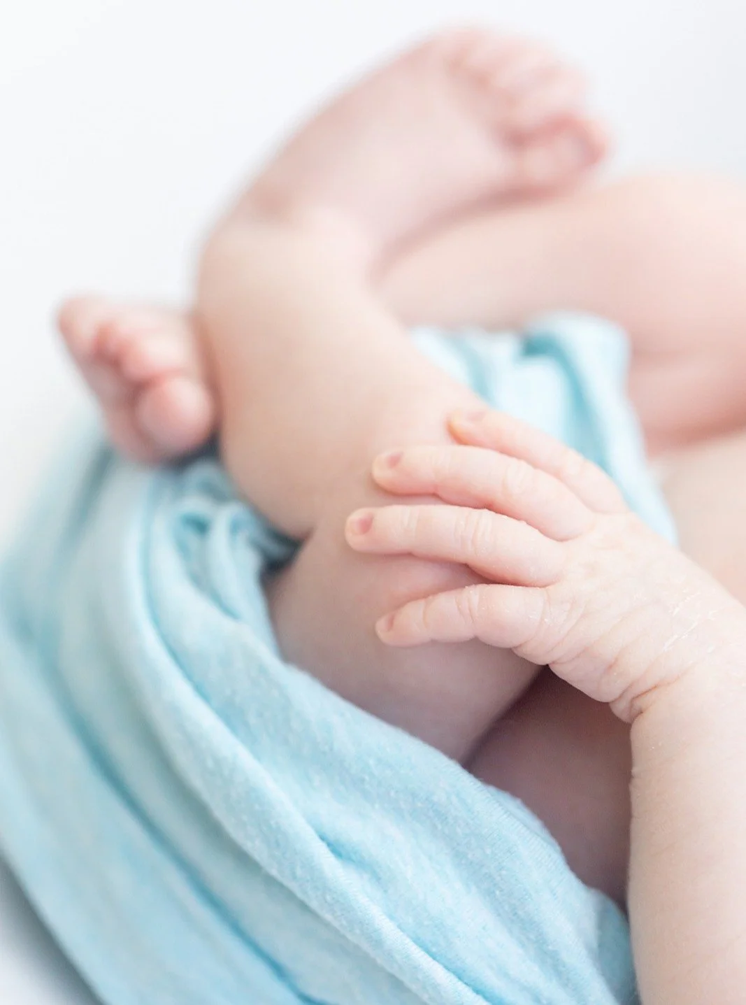 Tiny fingers.
Sleepy stretches.
A love that changes everything 🤍

These first days deserve to be remembered.

xoxo -Erika
#newbornlove
#newbornmagic
#motherhoodmoments
#tinyhumans
#babysoftness
#motherhoodunplugged
#thesearethemoments
#documentyourd