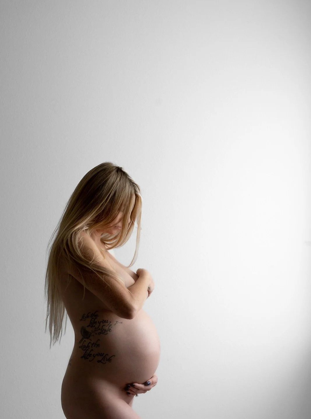 She is not posing.
She is holding a moment.

The quiet before everything changes.
The breath between who she was and who she&rsquo;s becoming.

This season deserves to be remembered

Boudoir maternity portraits in the studio:

guided gently
lit softl