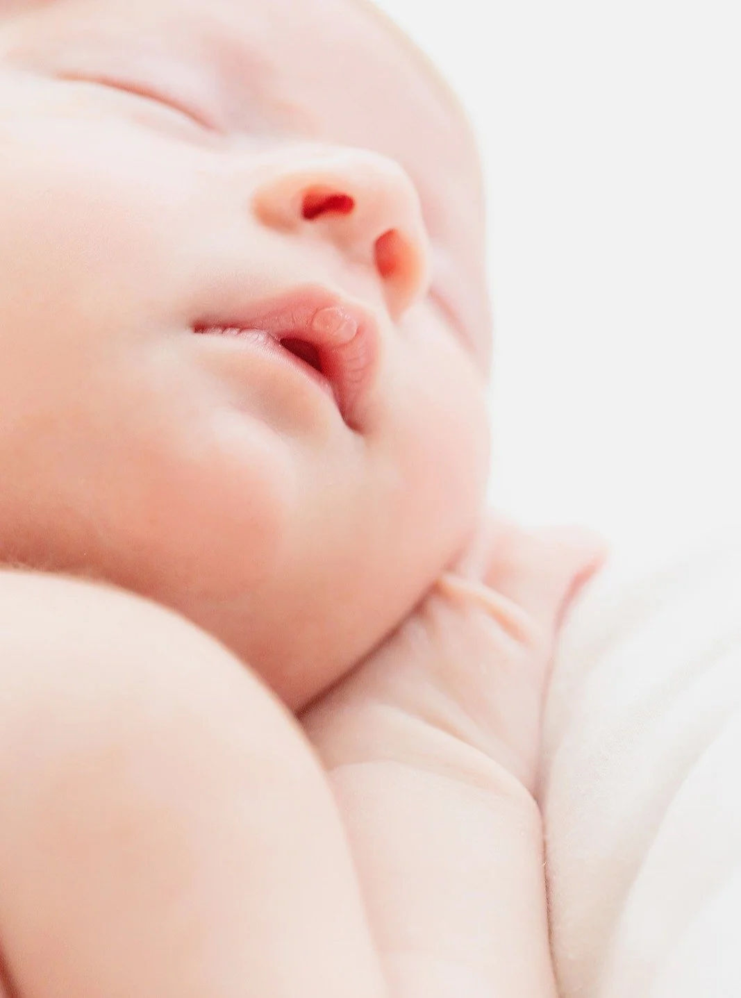 After 20 years, newborn lip close-ups are still one of the most requested portraits 🤍

Those tiny, flaky, perfectly pouty little lips&hellip; they change so fast. And they&rsquo;re always worth remembering.

#LakeNonaNewbornPhotographer
#LakeNonaPho