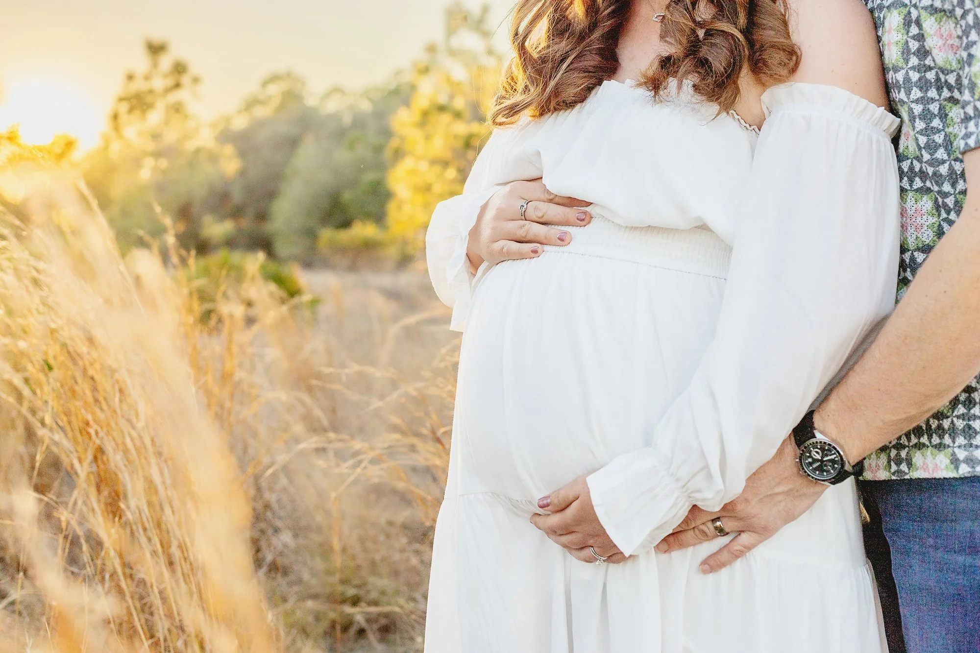 Some sessions remind me that the most beautiful moments are never the ones we plan perfectly 🤍

We actually had to reschedule this maternity session because Florida decided to surprise us with a rare freeze, and standing barefoot in a sunset field a