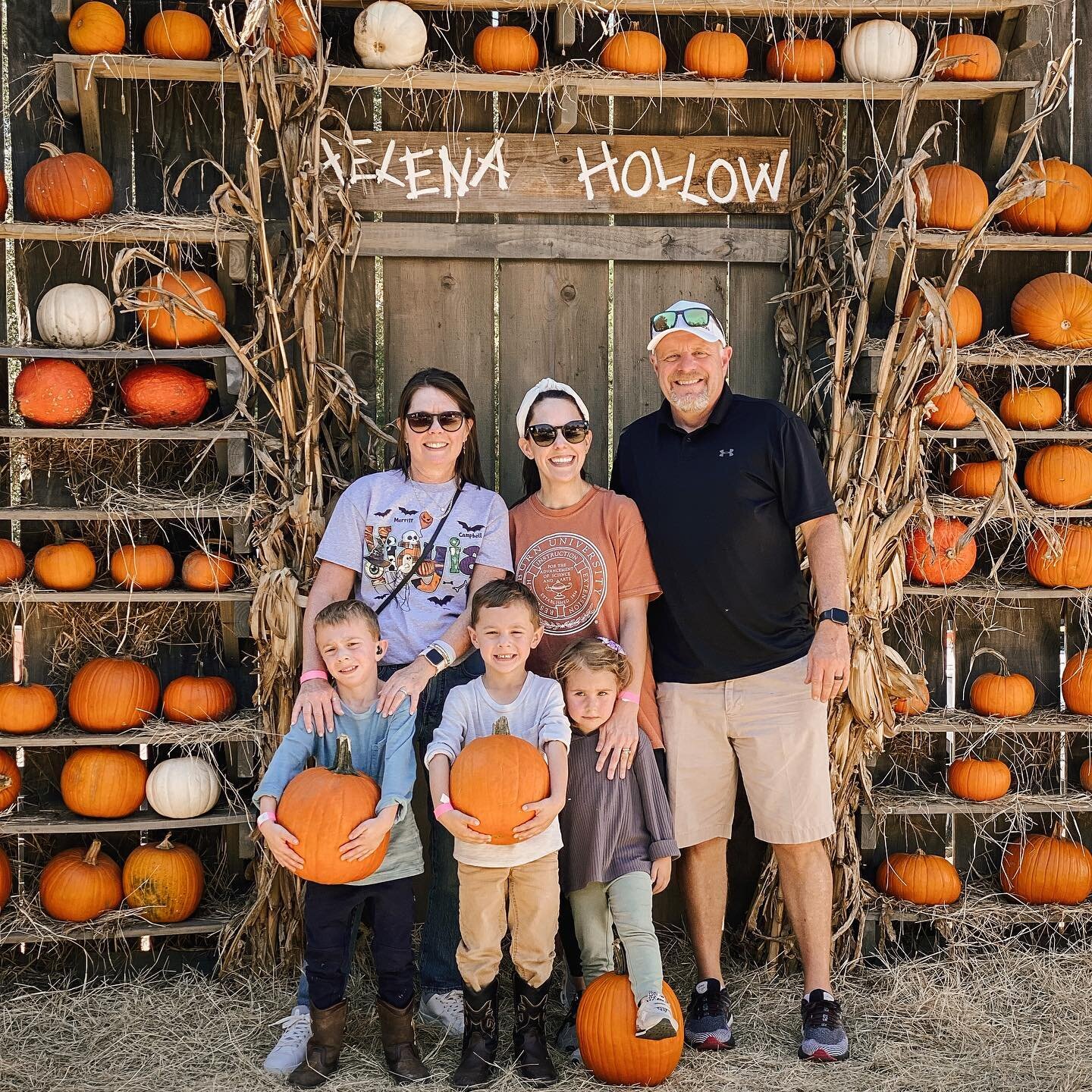 Three pumpkin puns that made us giggle&hellip;
🎃We carved out some time to pick pumpkins.
🎃Go big or gourd home. 
🎃Orange you pumped for pumpkin pickin&rsquo;?

Visits from YiaYia &amp; Papi are good for the soul! ❤️