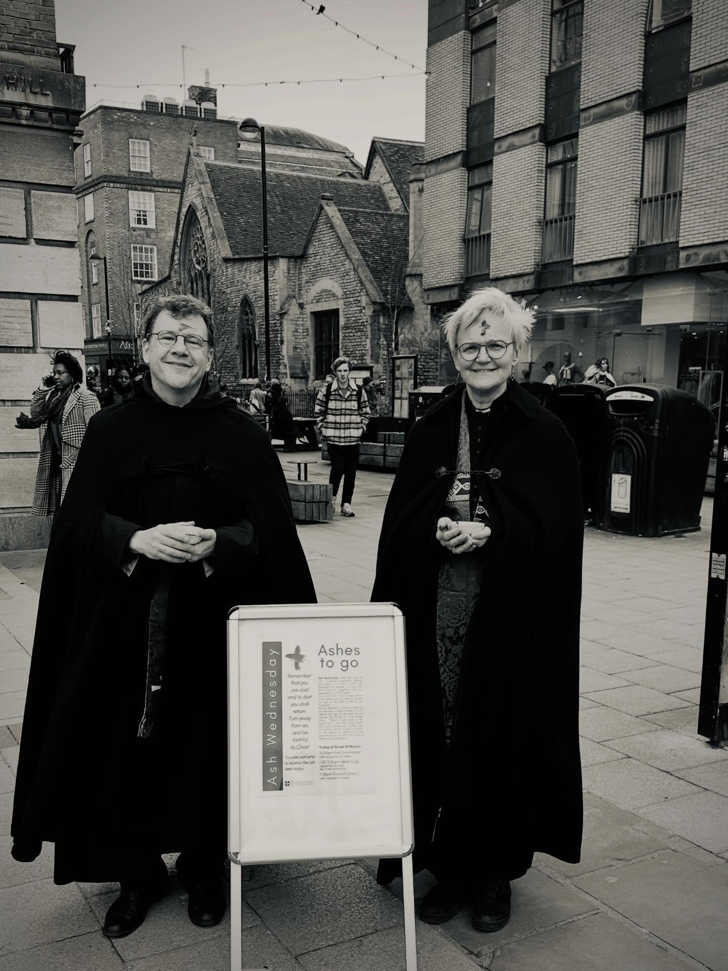 A blessing to support @greatstmarys as they brought Ashes to Go into the marketplace @cambridgemarket and on the streets. An invitation to all to a holy #Lent! 

#ashwednesday #drawnear