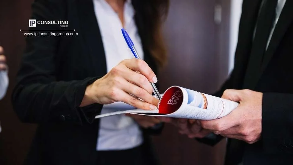 corporate-business-people-holding-brochure.