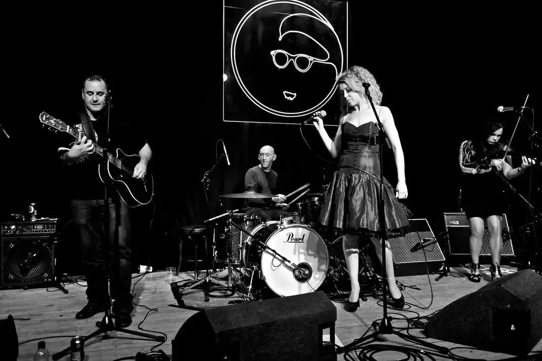 'Girl Peculiar' Supporting 'The Charlatans'