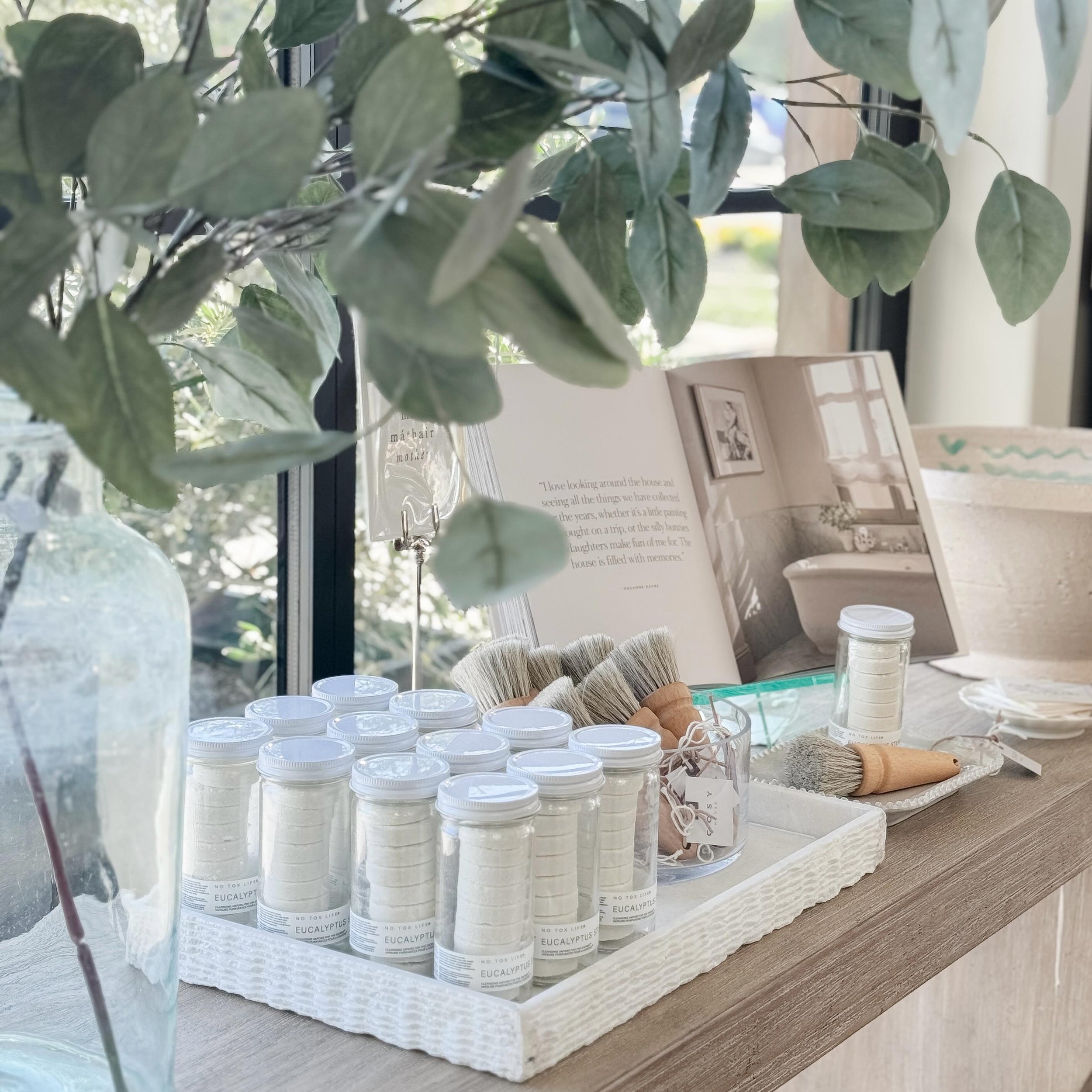 Mother&rsquo;s Day is coming up and we have great gift ideas! One of our favorites are these👆🏼All-Natural Eucalyptus Shower Steamers! We love pairing them with fresh eucalyptus🌿for a total spa experience in your own bathroom! 
We&rsquo;re open Mon