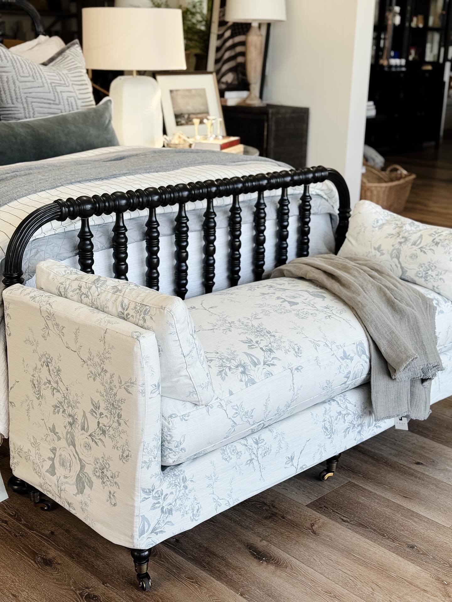 Hello Beautiful!!!
This settee is feeling 80&rsquo;s Ralph Lauren in Father of the Bride and I couldn&rsquo;t love anything more😍
Swipe to see more👉🏼