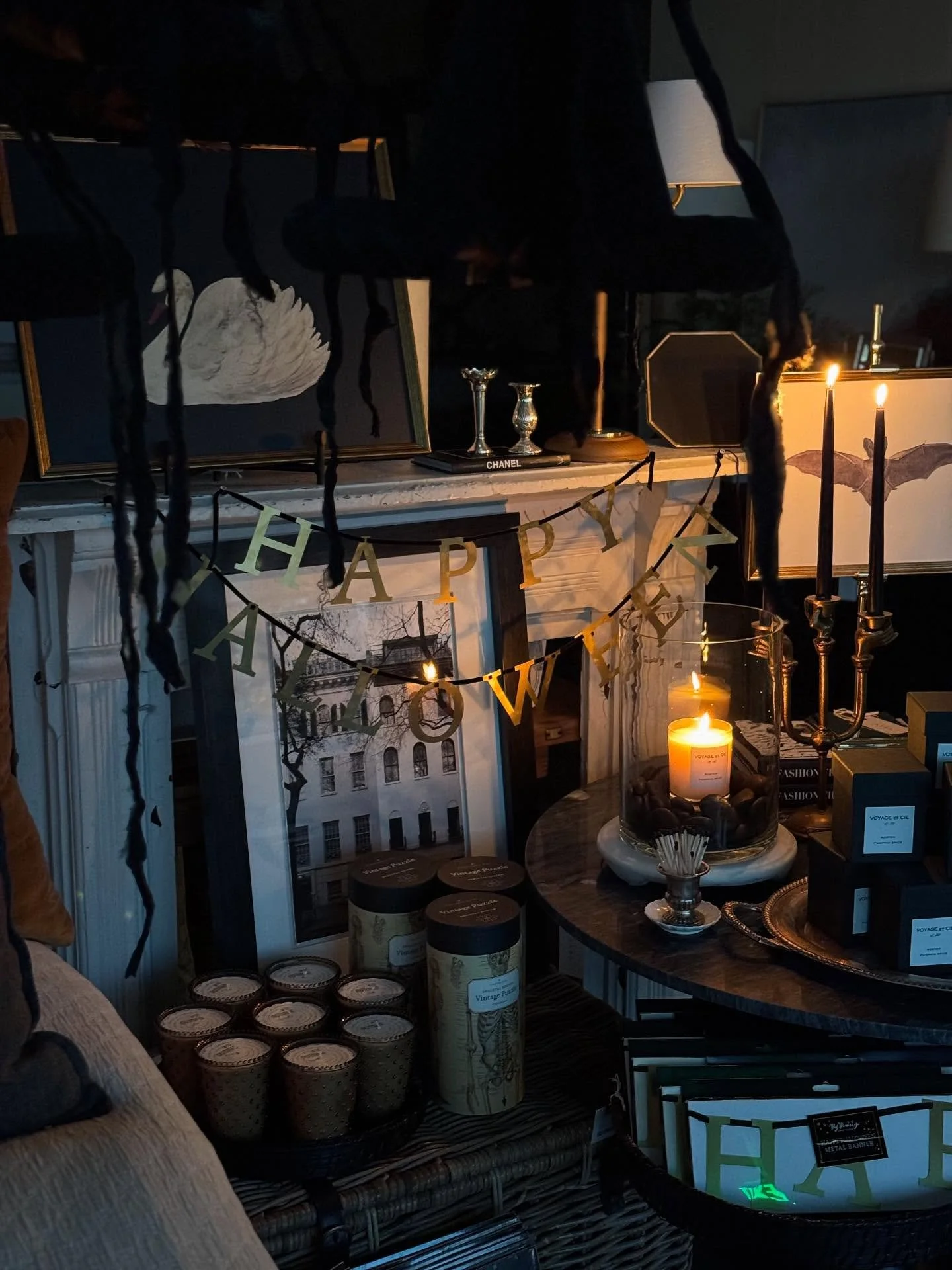 Pumpkin Spice is in the air and Halloween is in full swing over here at Cosy! Stop by to see and smell all things Fall 🍂 
Swipe to see more👉🏼