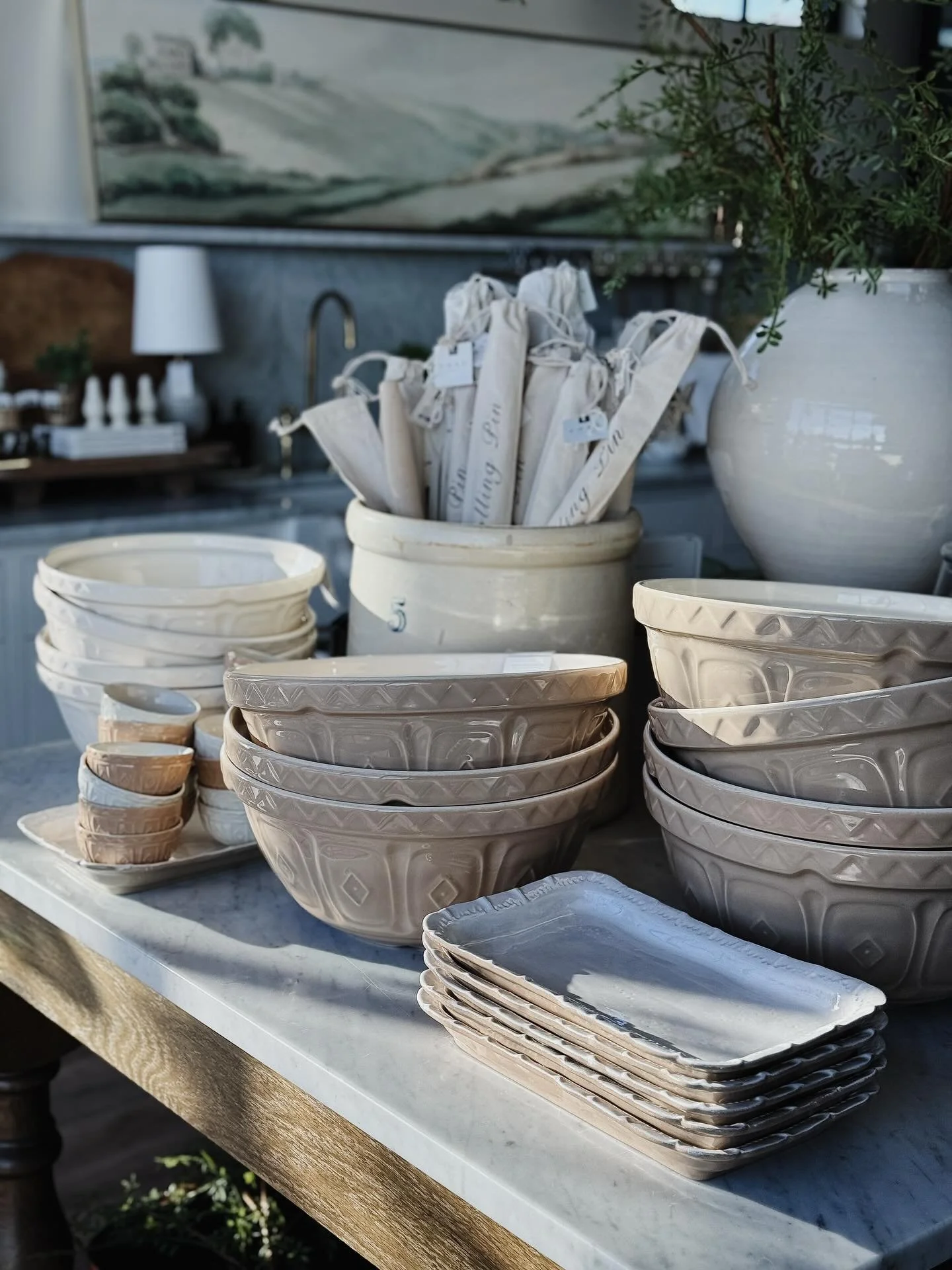 Mornings at Cosy are therapeutic☺️
We&rsquo;ve restocked our @masoncashuk  bowls for Fall! Stop by today, we&rsquo;re open 10-5.