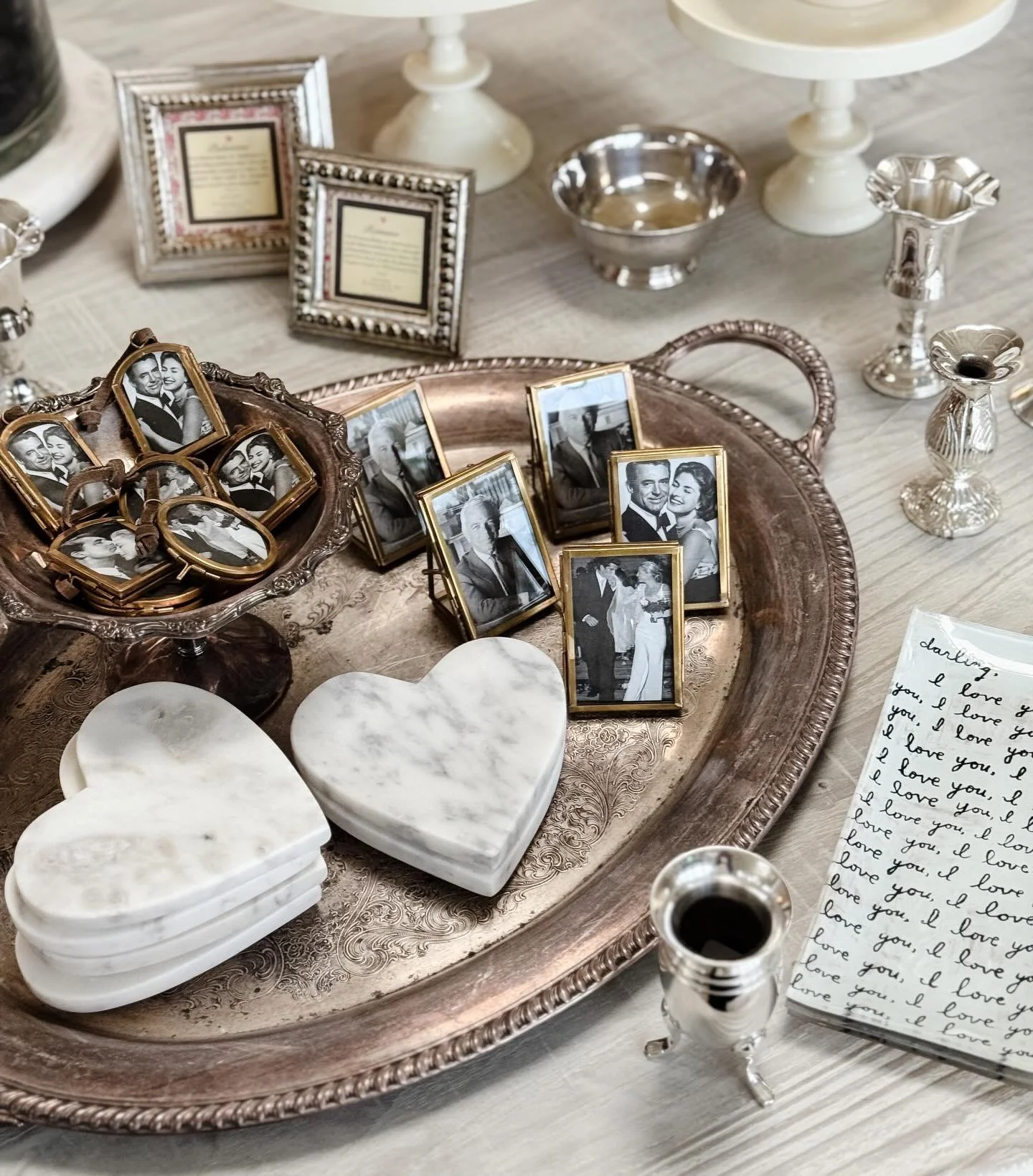 Valentine&rsquo;s decor doesn&rsquo;t always have to be pink and red! A little marble heart, romantic photos of loved ones, a simple silver vase for a rose&hellip;all very lovely &amp; loving moments that will look beautiful year after year🤍

#shops