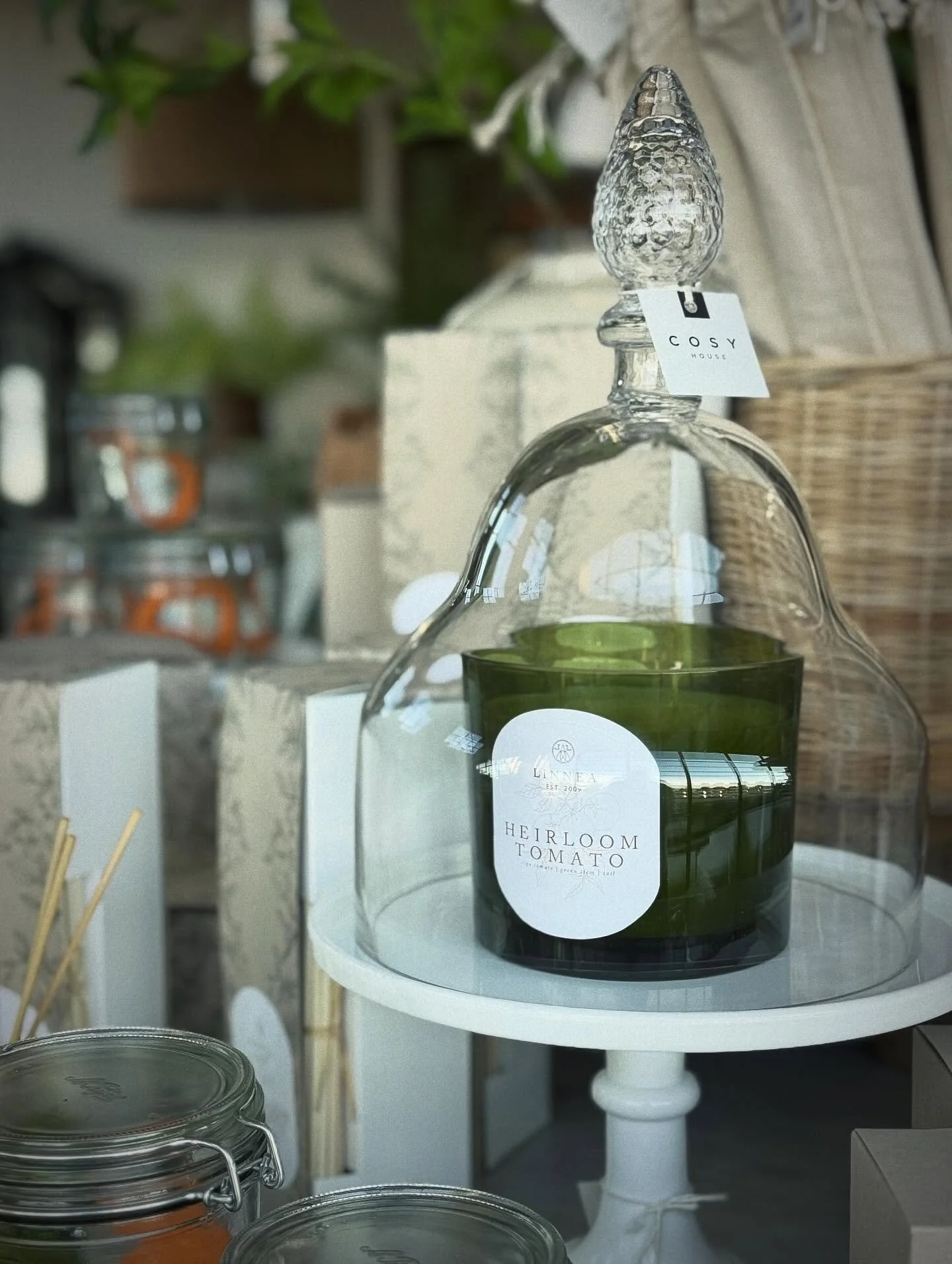 ✨NEW✨
Heirloom Tomato🍅 is our new favorite scent for the season&hellip;it&rsquo;s so good, fresh like a garden and perfect for your kitchen!

Available in candles, oil diffusers, room spray and hand soap. Look how pretty each container is😍

#shopsm