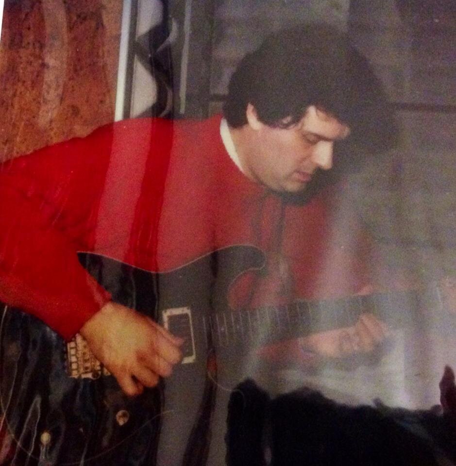 Fabio suona la chitarra elettrica in studio ca 1980.jpg