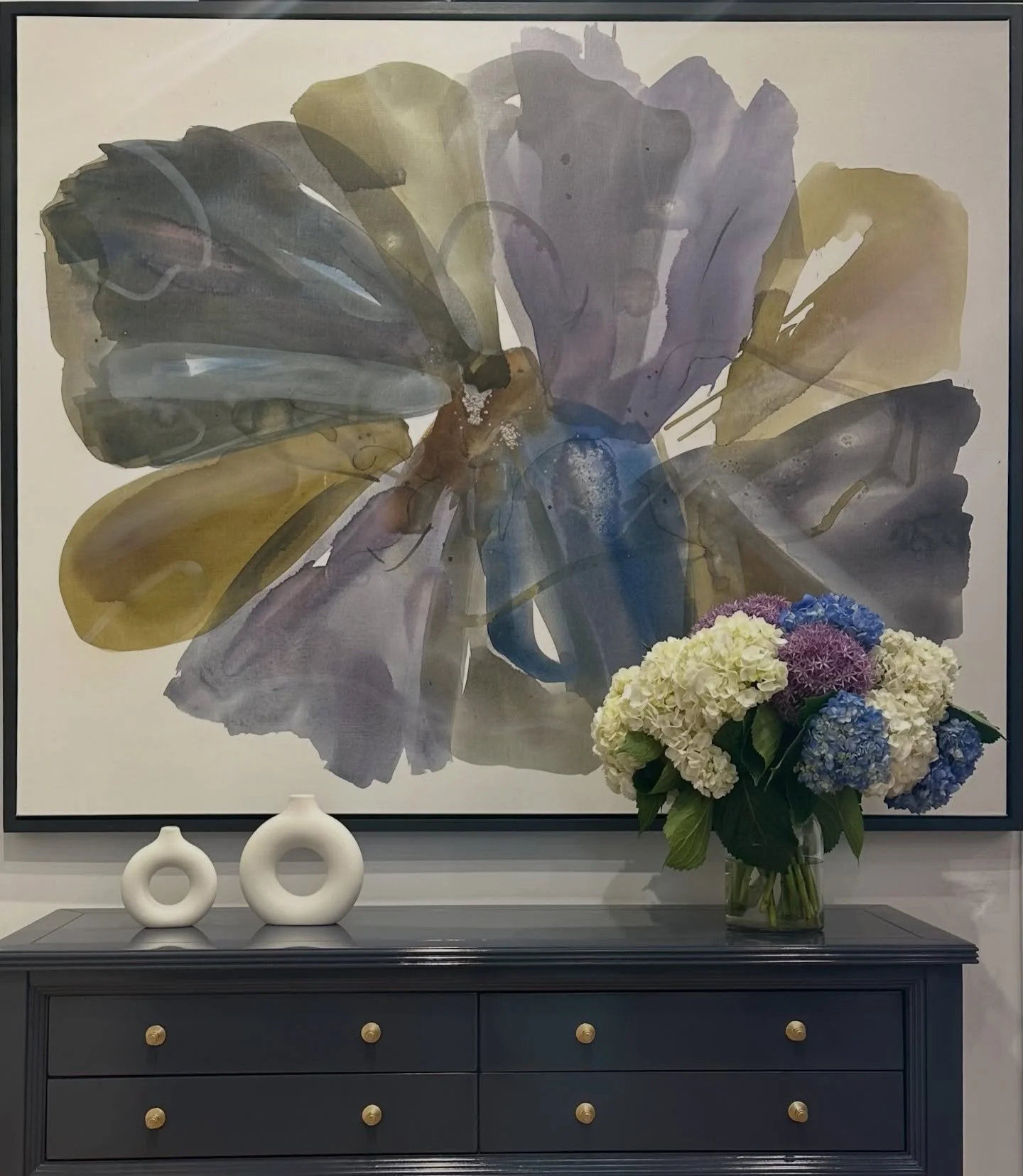 When the flowers and the artwork speak the same language&hellip;. 💙🤍💚💜 
#natureinspired #curatedspaces #artstudio