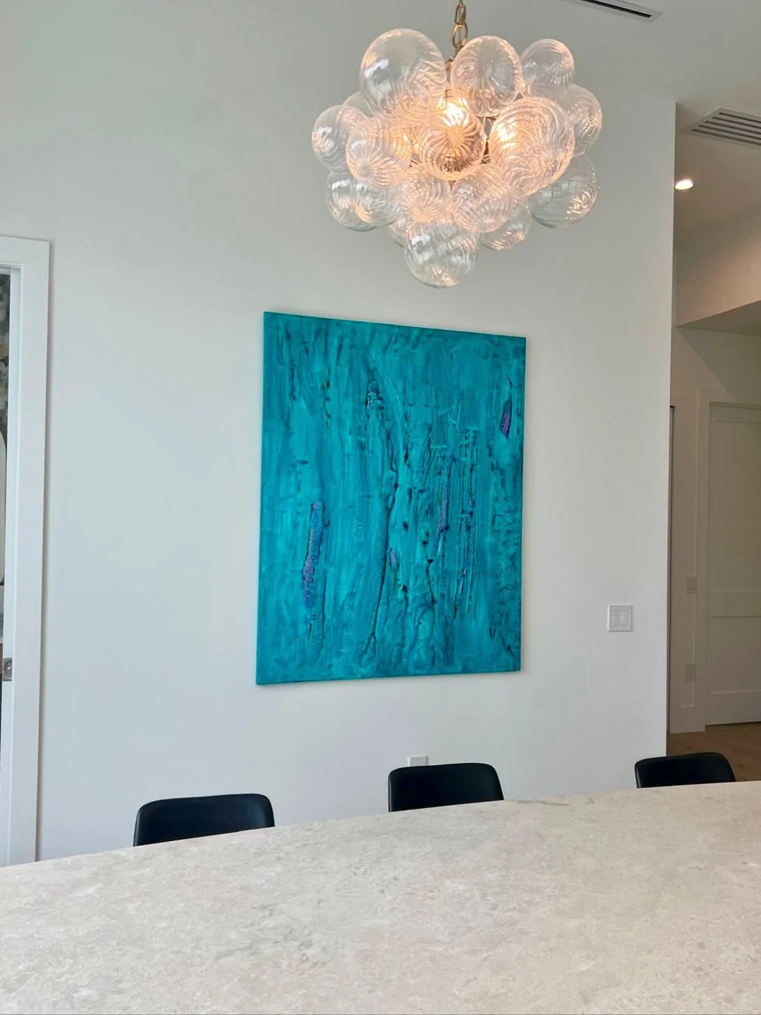 An abstract artwork recently installed in a lovely family&rsquo;s contemporary dining room in Naples. Another home getting ready for the holidays! It is a 48&rdquo;x60&rdquo;, in turquoise, blue and green, lush and vibrant like this town! 🌴🌿🏝️🐠🌊