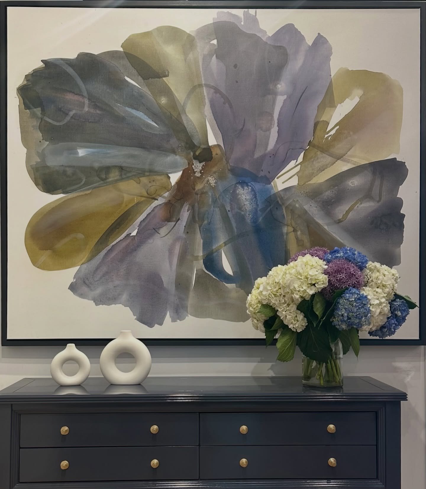When the flowers and the artwork speak the same language&hellip;. 💙🤍💚💜 
#natureinspired #curatedspaces #artstudio