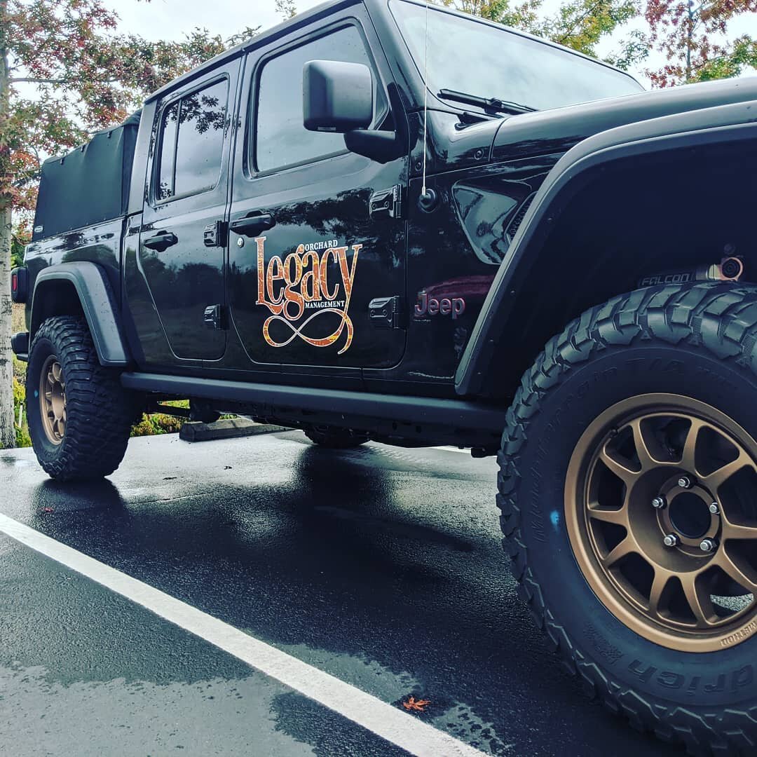 Some print &amp; plot graphics look REALLY good on the side of this custom Jeep Rubicon.