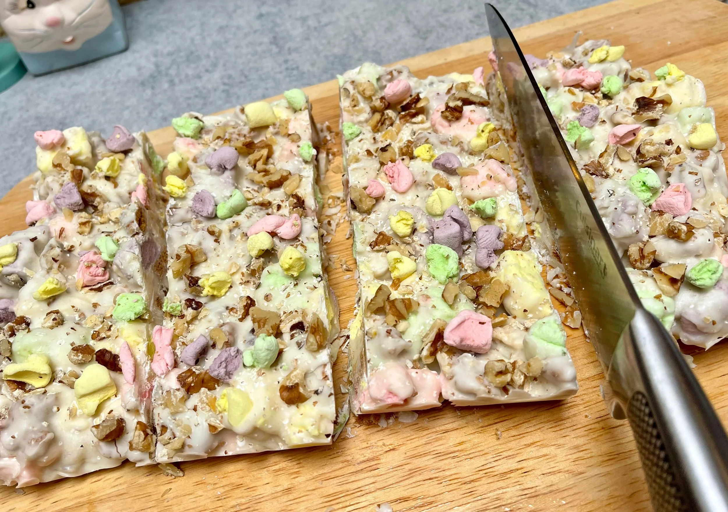 Cutting Easter Rocky Road into pieces