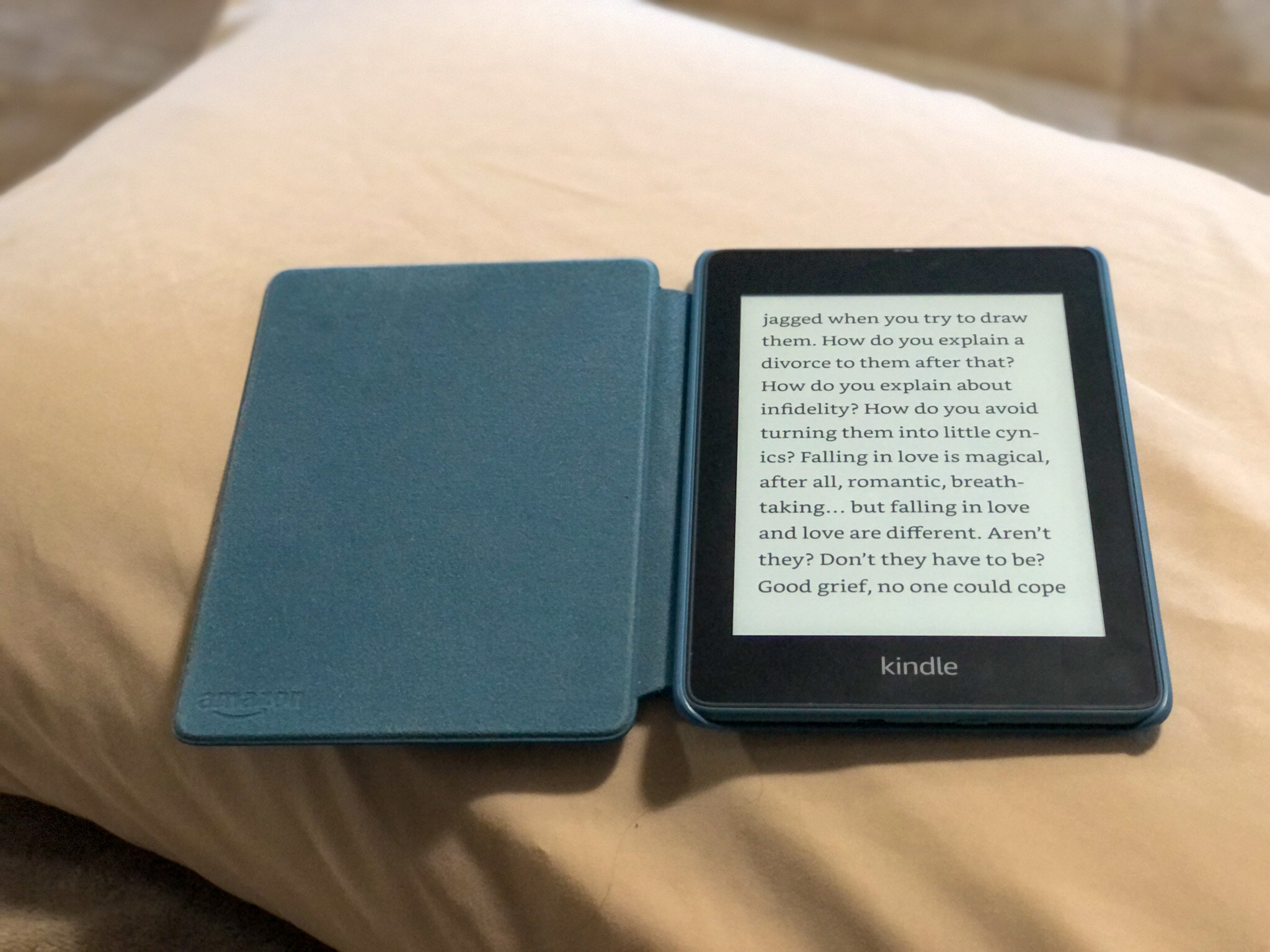 Unique Gifts for Travelers: Kindle paperwhite