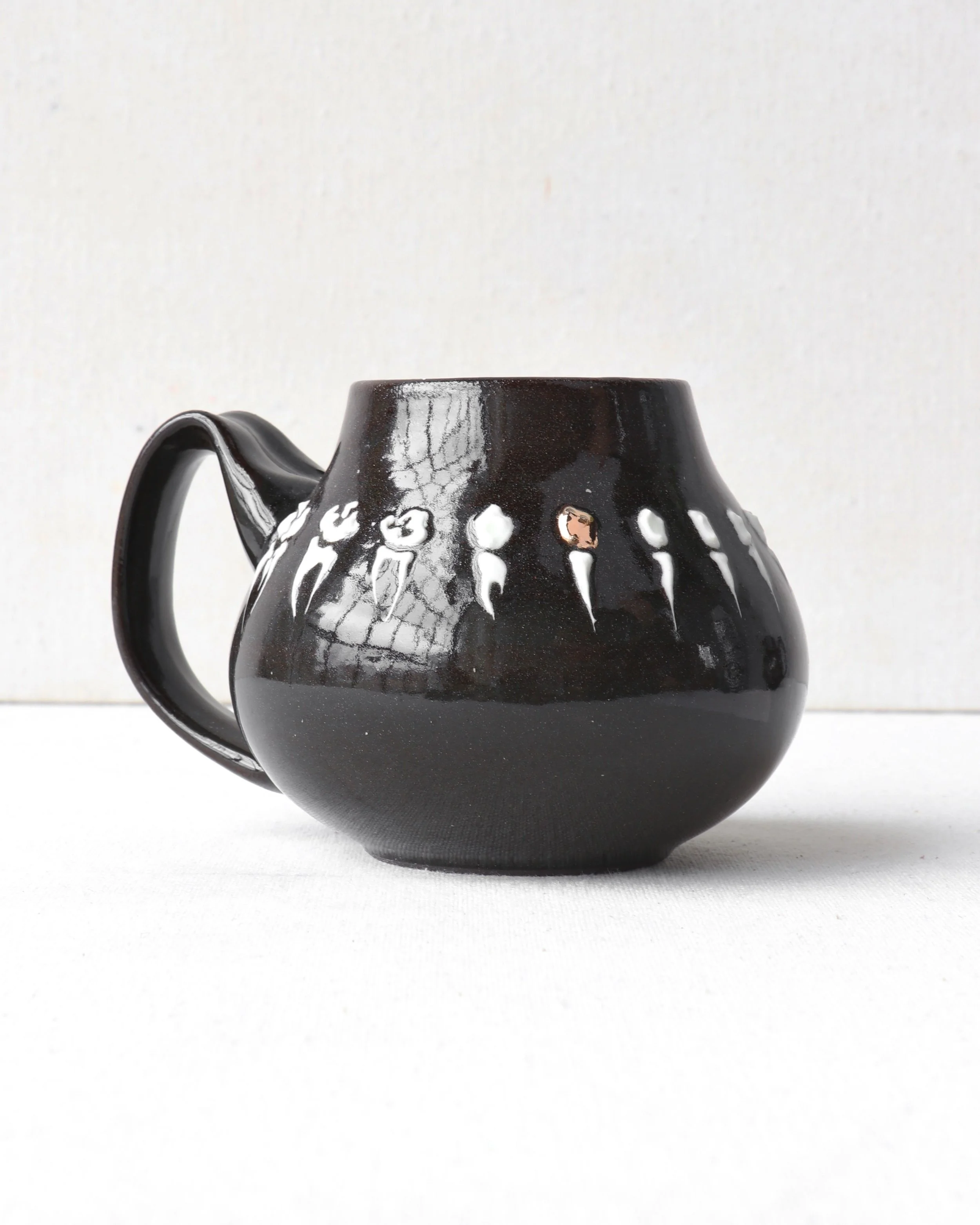 Teeth Belly Mug with Gold Accent
