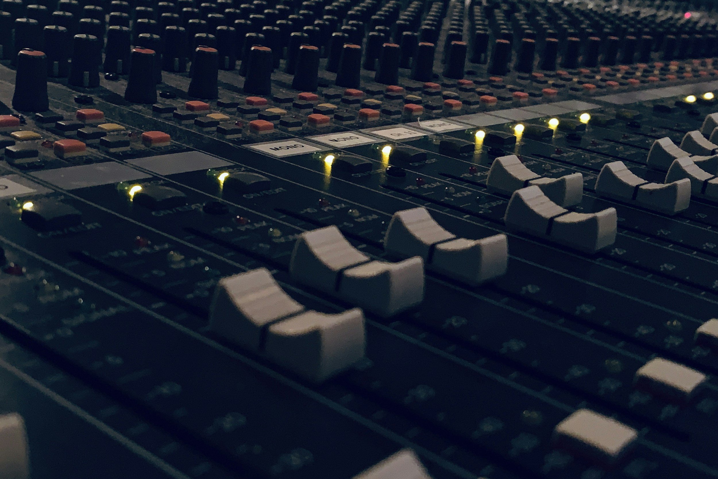 Mastering Volume for Audiobooks: Industry Loudness Guide