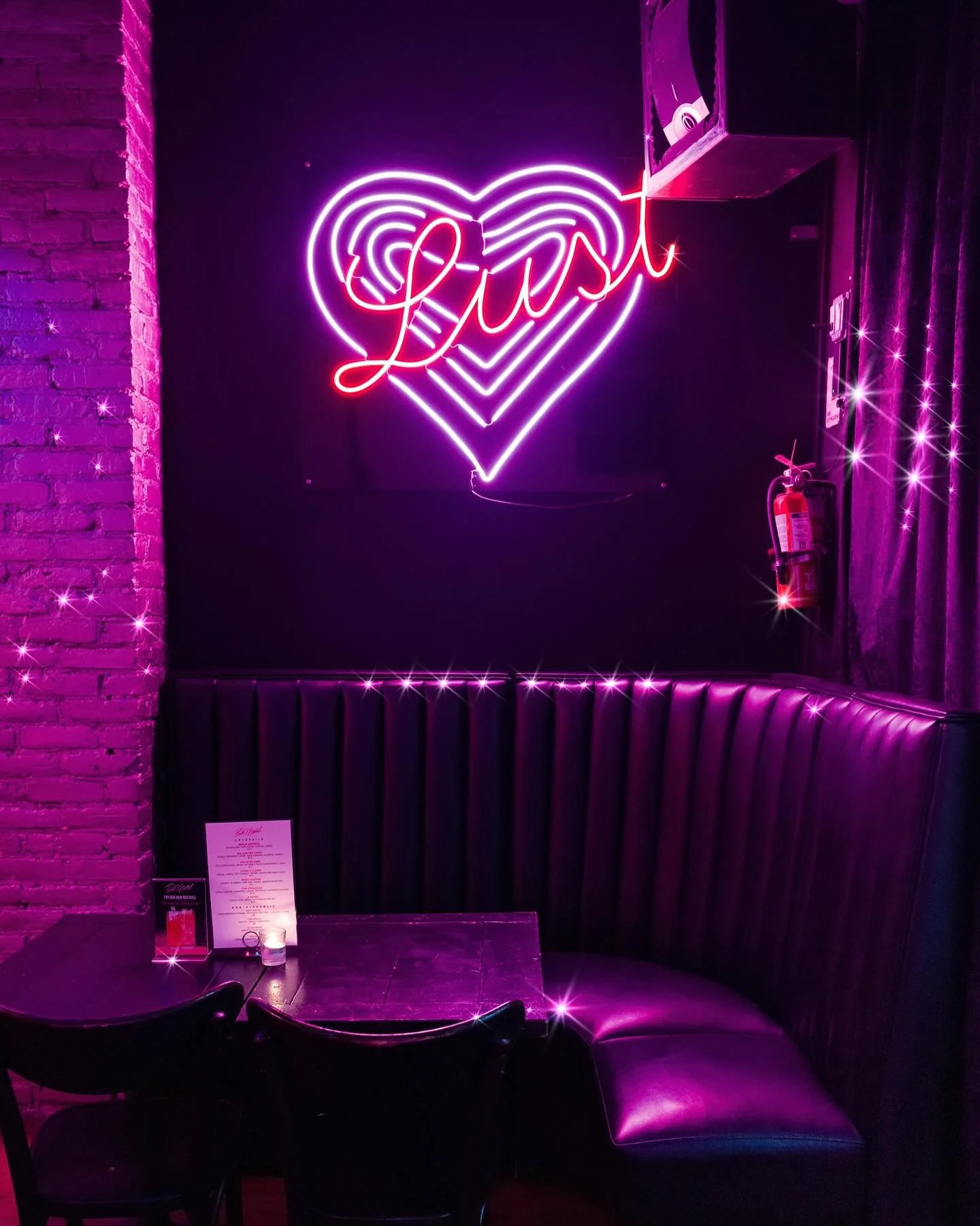 Join us tonight for MENERGY πͺπΌ 9PM- 1AM featuring gogo by @coyotecaliente and @grasshoppernyc πΊπ» and @lelandparkerr on the digi decks spinning your favorite dance and pop hits πΆ 
No cover! Bring those tips and make it rain π©ΆπΈ 
Happy hour 5pm