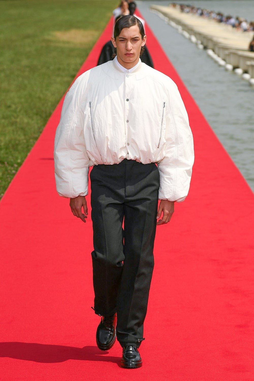 jacquemus-fall-2023-le-chouchou-simon-porte-palace-versailles-runway-show-17.jpeg