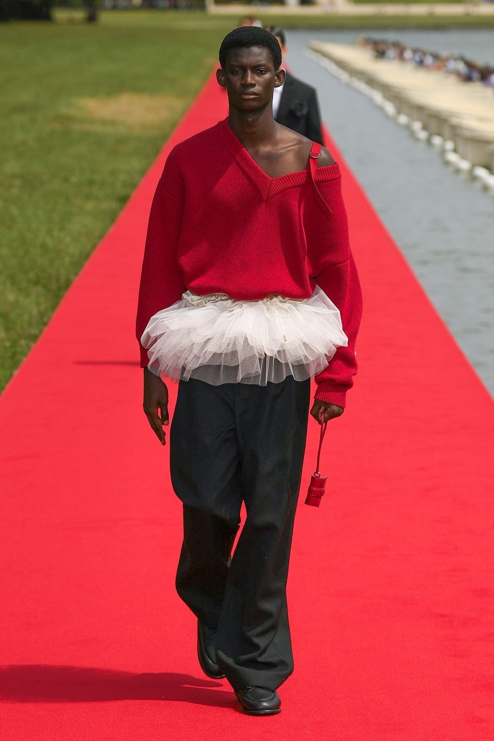 jacquemus-fall-2023-le-chouchou-simon-porte-palace-versailles-runway-show-28.jpeg