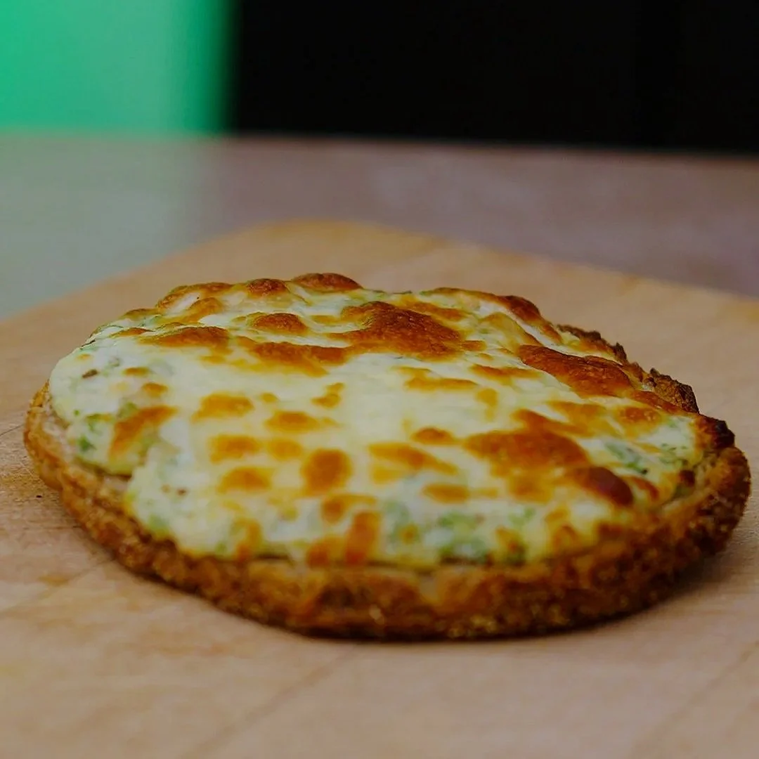 Brown Ftira Ġbejna Pizza