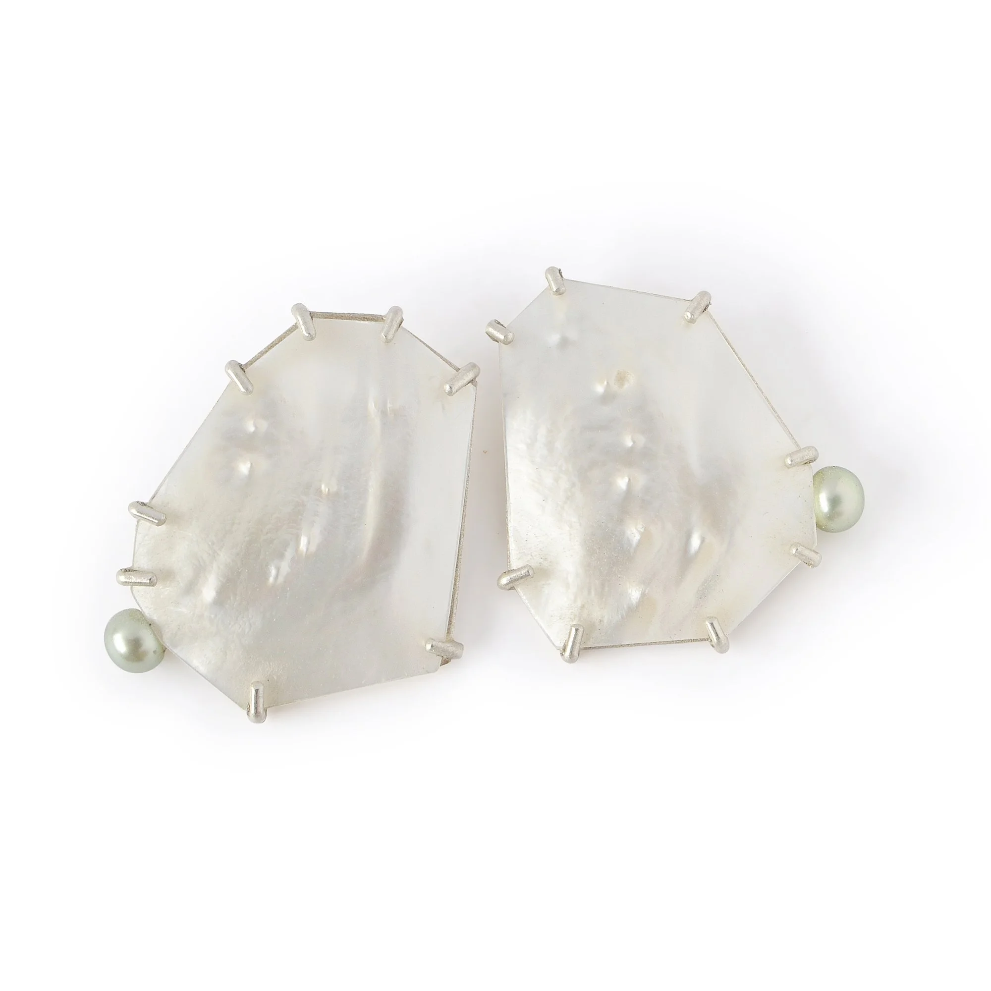 E546 Large Sidecar Posts in Mother of Pearl with Green Freshwater Pearl