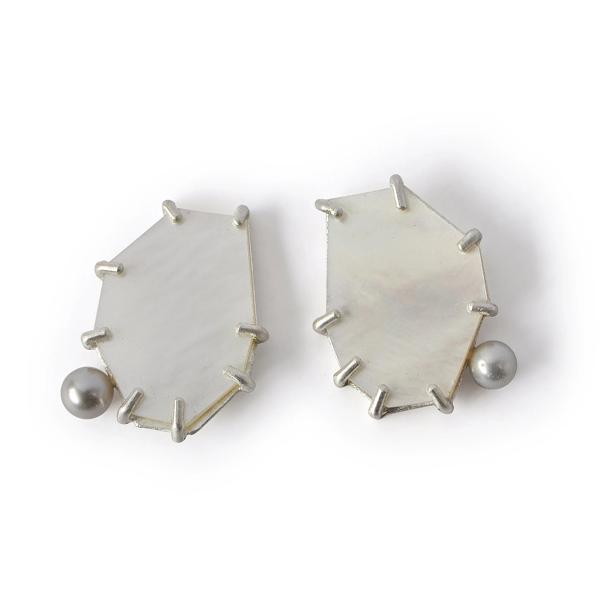 E552 Small Sidecar Posts in Mother of Pearl with Silver Freshwater Pearl