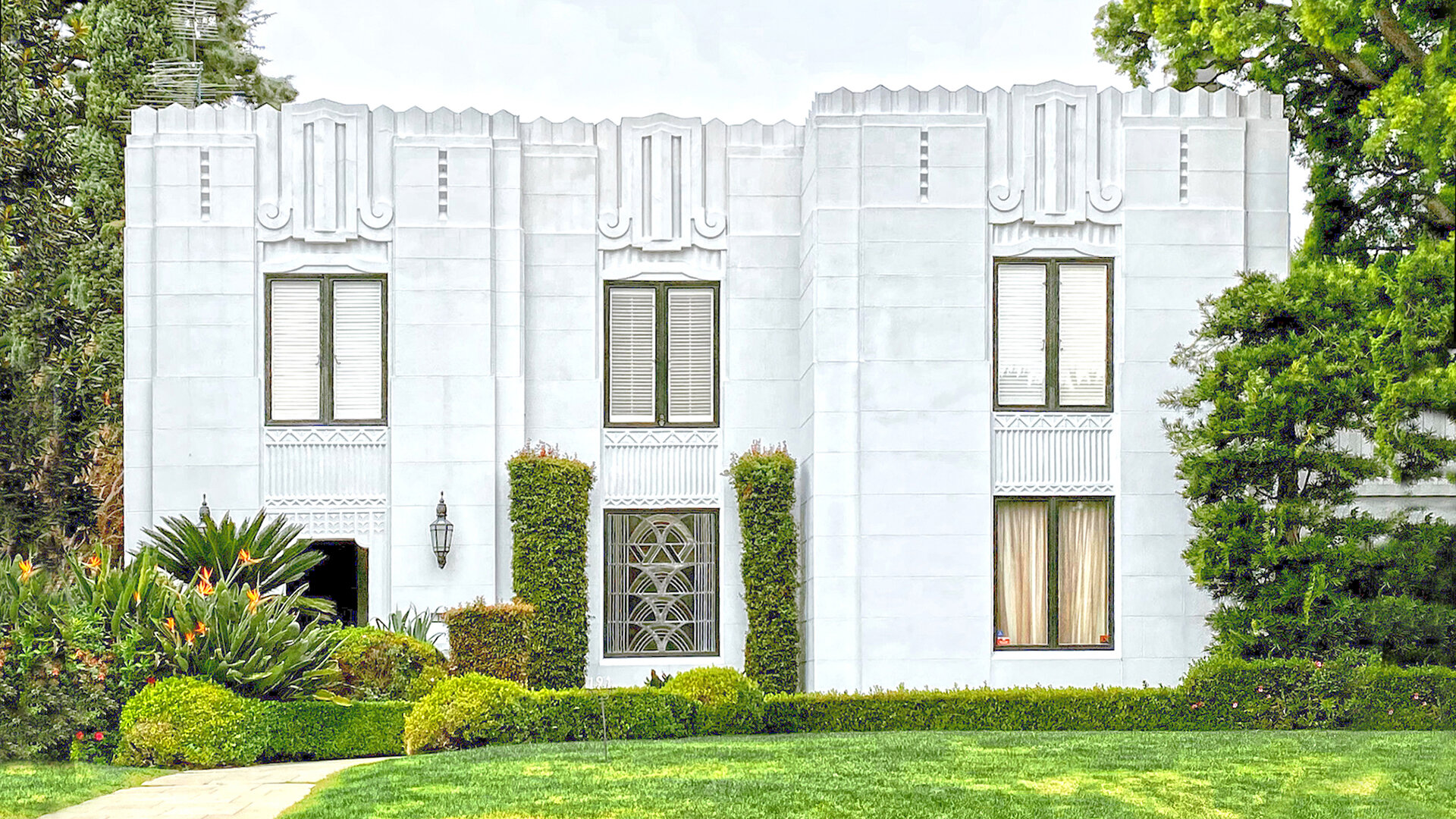 Art Deco Single Family Dwelling in Hancock Park / photo: Margot Gerber