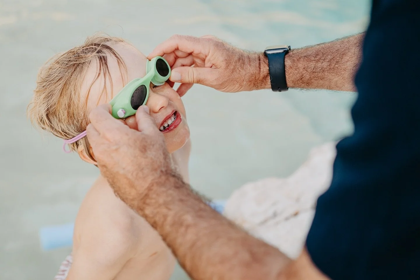 Memories of a fun shooting 📸 
Backstage moments of a family cooking together, kids enjoying the pool, grandparents adding their warmth, the scent of prawns, the golden light of sunset 🍤☀️

This is what a documentary photoshoot feels like: real, spo