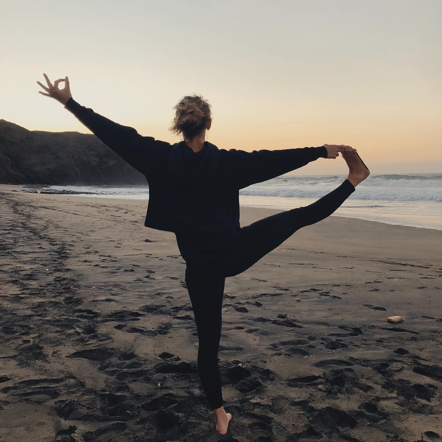Feeling lucky to be here✨ 

Grateful to be invited to be a guest instructor in this beautiful hotel🧘&zwj;♀️ And thankful to meet so many beautiful people🙏 Sharing laughter, movement and experiences toghether☀️ 
Doing my best to soak it all in.
Pict
