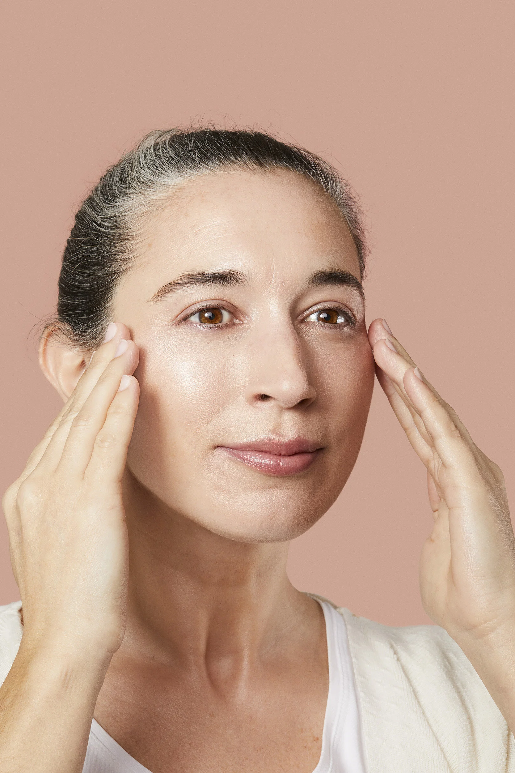 NO7_GLOW_DROPS_SHOT_02_Green_ 1.jpg