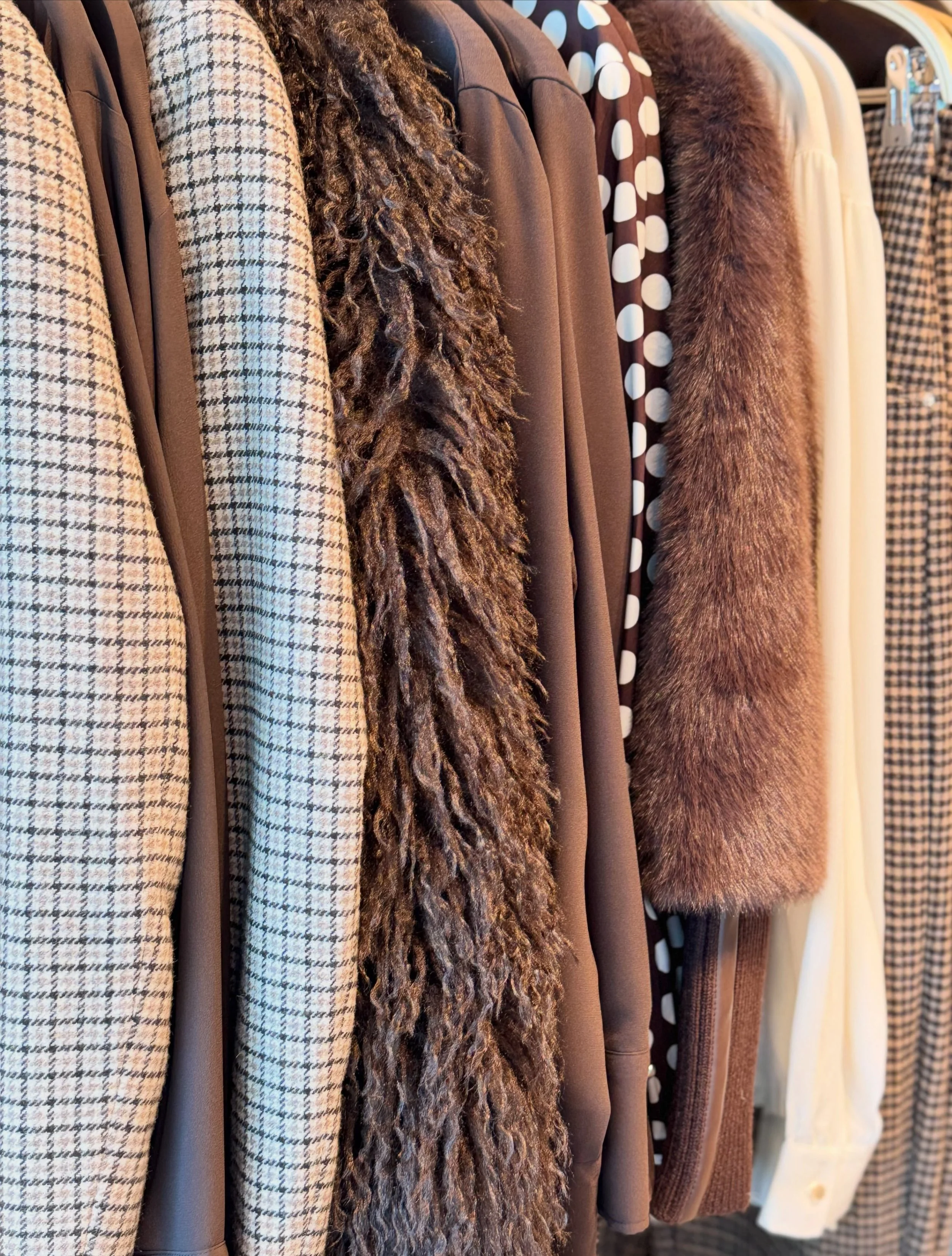 Der Herbst ist bei uns eingezogen 🤎

Mit weichen, kuschligen Materialien in den sch&ouml;nsten T&ouml;nen der Saison: warmes Braun, sanftes Rosa, zeitloses Grau, tiefes Bordeaux, edles Dunkelblau, feines Ecru und fr&ouml;hliche gelbe Farbtupfen.

Wi