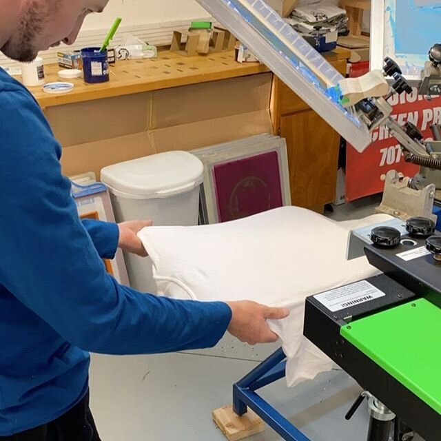 Enjoy this little time lapse of me printing some new crew uniforms for #disneysboatrentals this evening! #screenprinting #ryonet #poweringtheprint #silkscreen