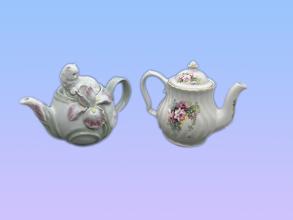Iris and Kitty Teapot, Roses Teapot