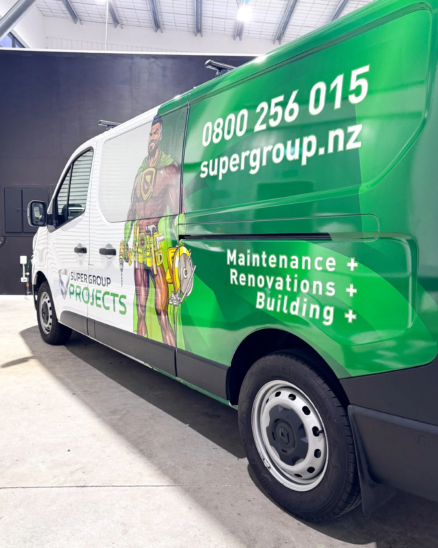 Not all superheroes wear capes, but this one certainly does! We loved wrapping this Renault Trafic with @supergroup_projects
very well-built brand ambassador. He's sure to catch eyes on the road and spread the group's message of expert, efficient, an