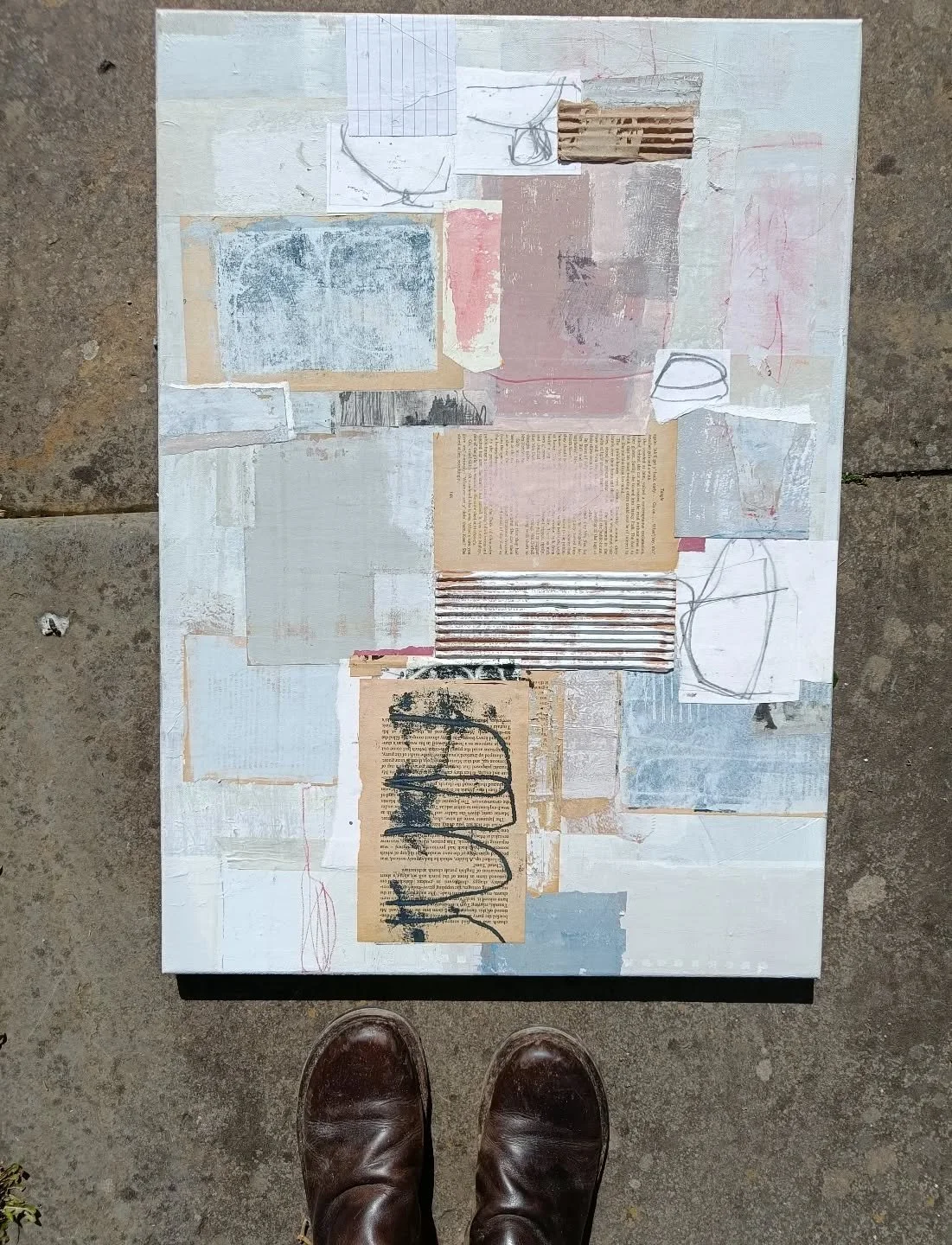 Sun's out. Boots are shiny. Collage makes me smile ... 🌞

As do the dusky pinks and blues, and the scrappish unfinished quality of this.

Part of me thinks I should refine it. Push it further.

And part of me is digging her heels in. 

She doesn't w