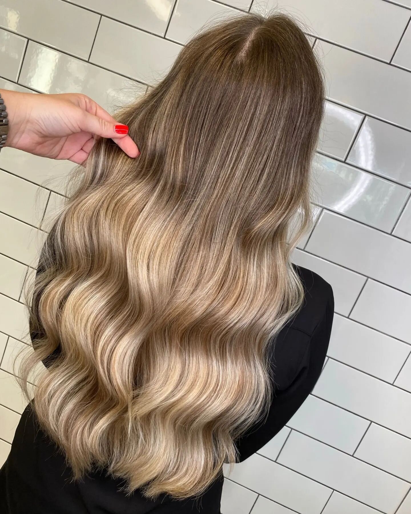 Freehand balayage and toner complete with an Olaplex treatment 🌿

Stylist Becca 

#hairdressing #haircolour #colourists #balayage #baylagehighlights #toner #majirel #redken #bondstreet #olaplex #treatment