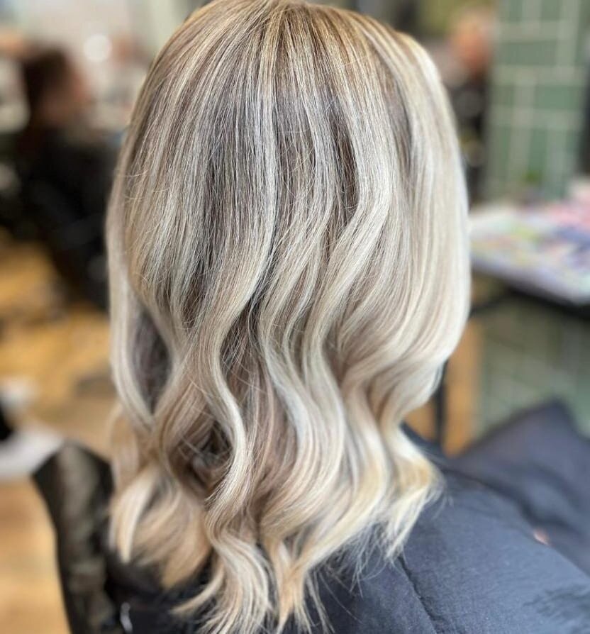 A beautiful transformation 🌿
Swipe ----&gt; for the before.

Stylist Louise

#fresh #highlights #blondes #salon #chelmsfordsalon #bondstreet #redken #lorealprofessionnel #toner #waves