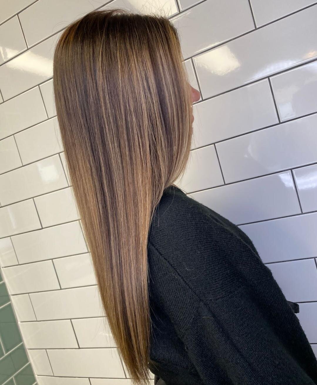 Brondie balayage, a perfect mix of light and dark 🌿

Stylist- Kelly 

#blonde #brown #balayage #chelmsfordsalon #bondstreet #lorealmajirel #redkenshadeseq