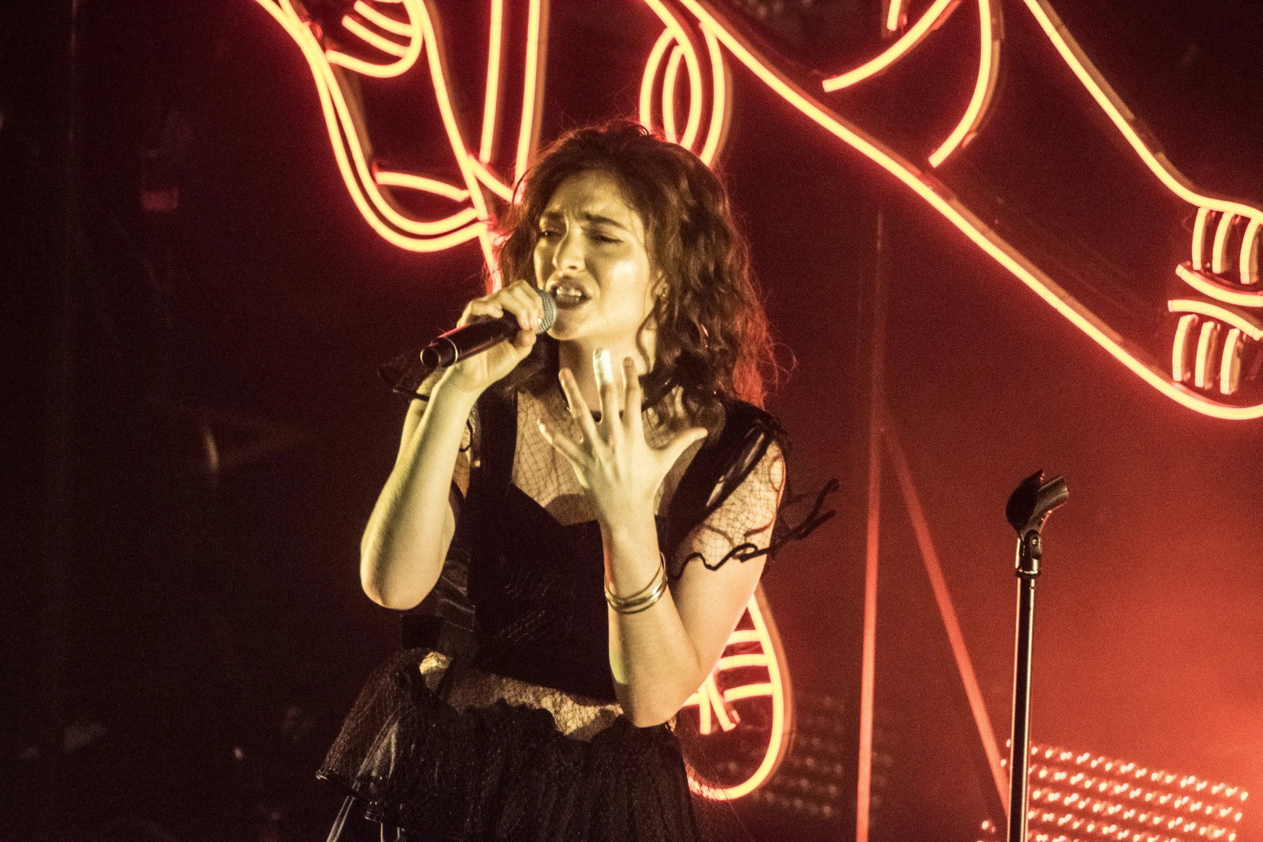 05 - LORDE performing to Sold Out Crowd at Glasgow's O2 Academy - 02-10-2017 - Pic By - Calum Buchan Photography.jpg