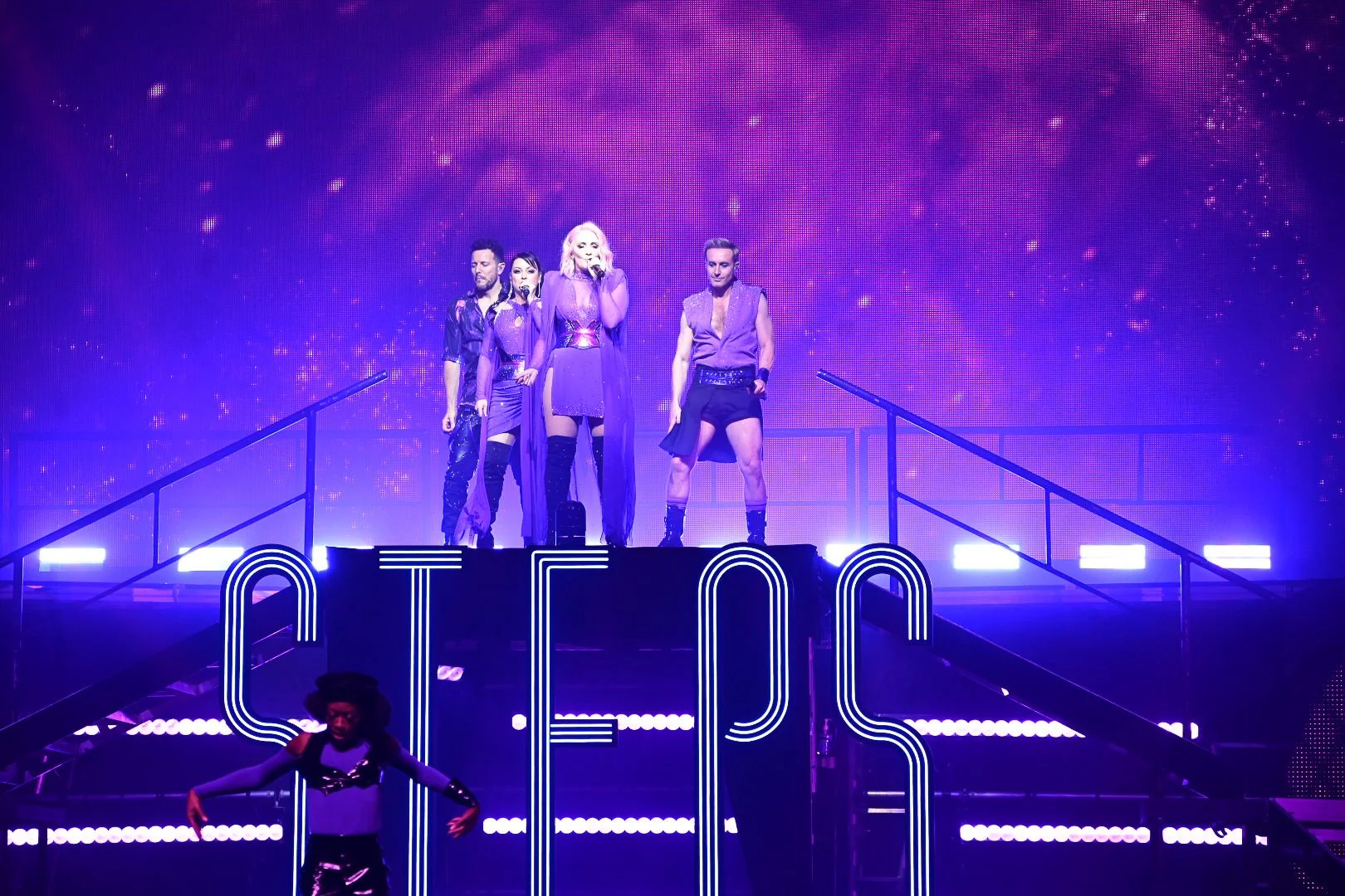 19 - STEPS performing at Glasgow's OVO Hydro - 23-11-2021.jpg