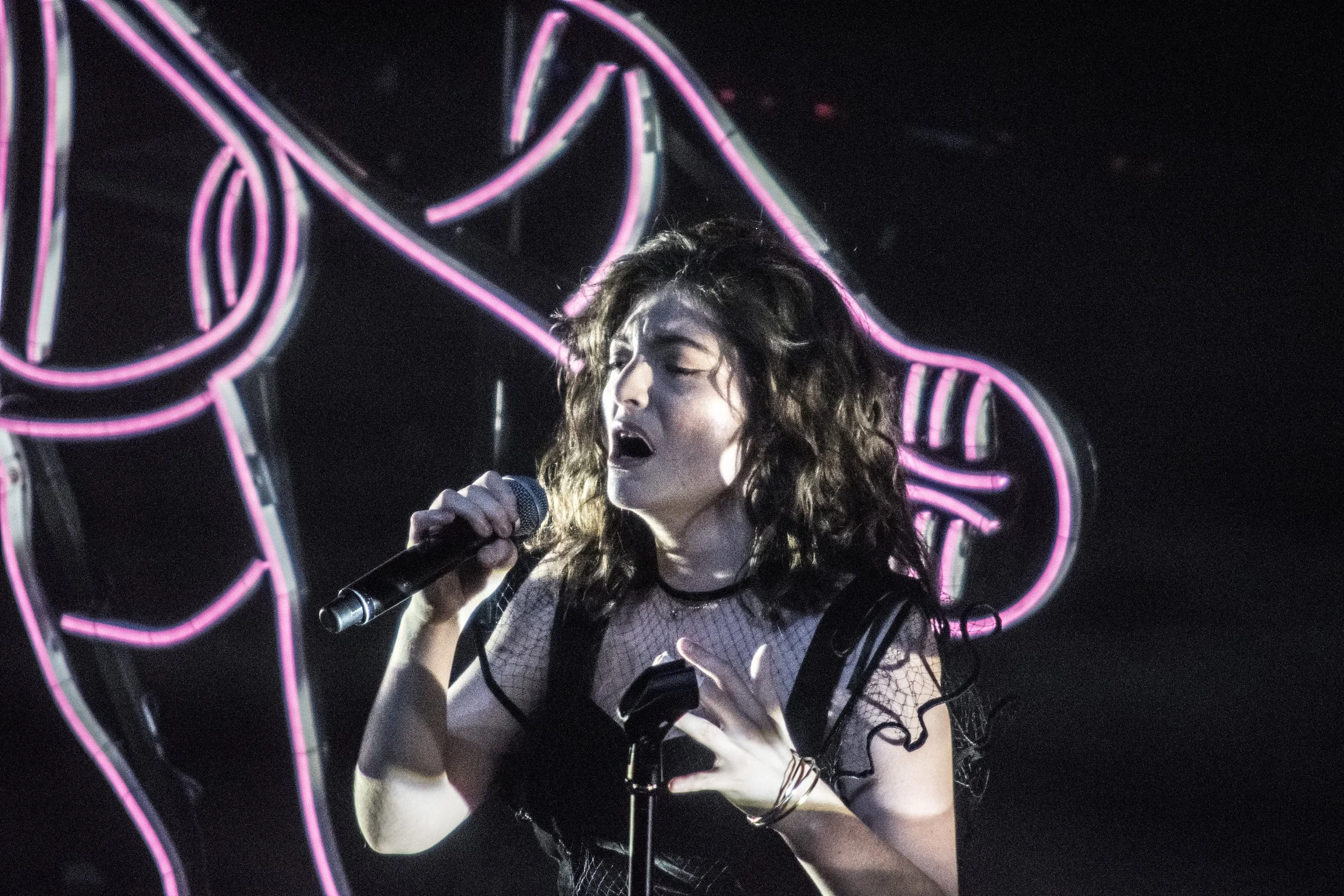 06 - LORDE performing to Sold Out Crowd at Glasgow's O2 Academy - 02-10-2017 - Pic By - Calum Buchan Photography.jpg