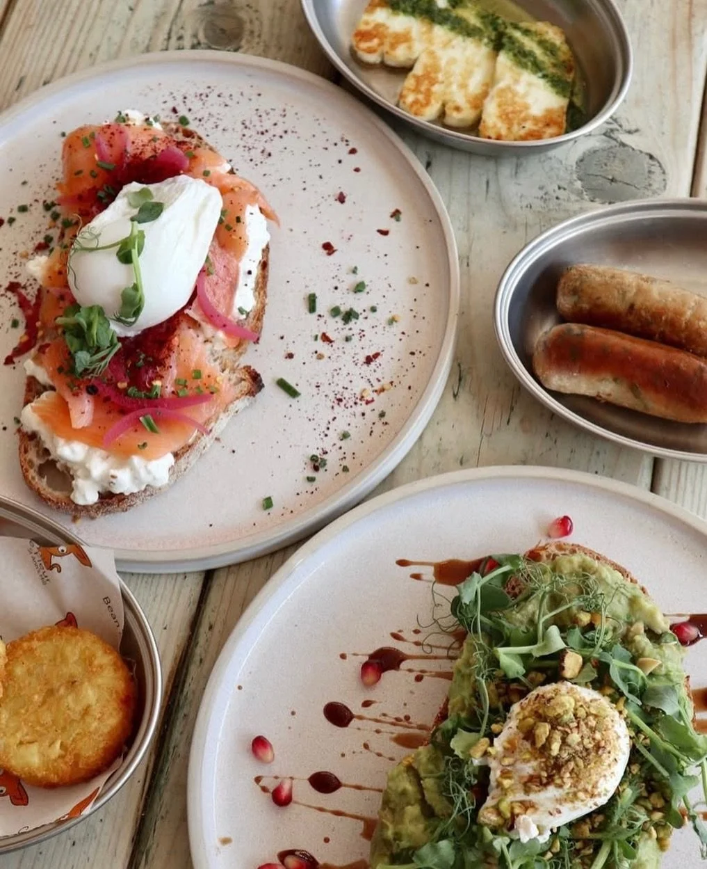 Plates on plates, coffee flowing, and zero plans after this🙌🥐🍳 Good food tastes better when you&rsquo;re laughing with your favourite people. Tag them below 👇 

#CoffeeLovers #LondonBrunch #BrunchWithFriends #CafeTamra #BrunchSpot
