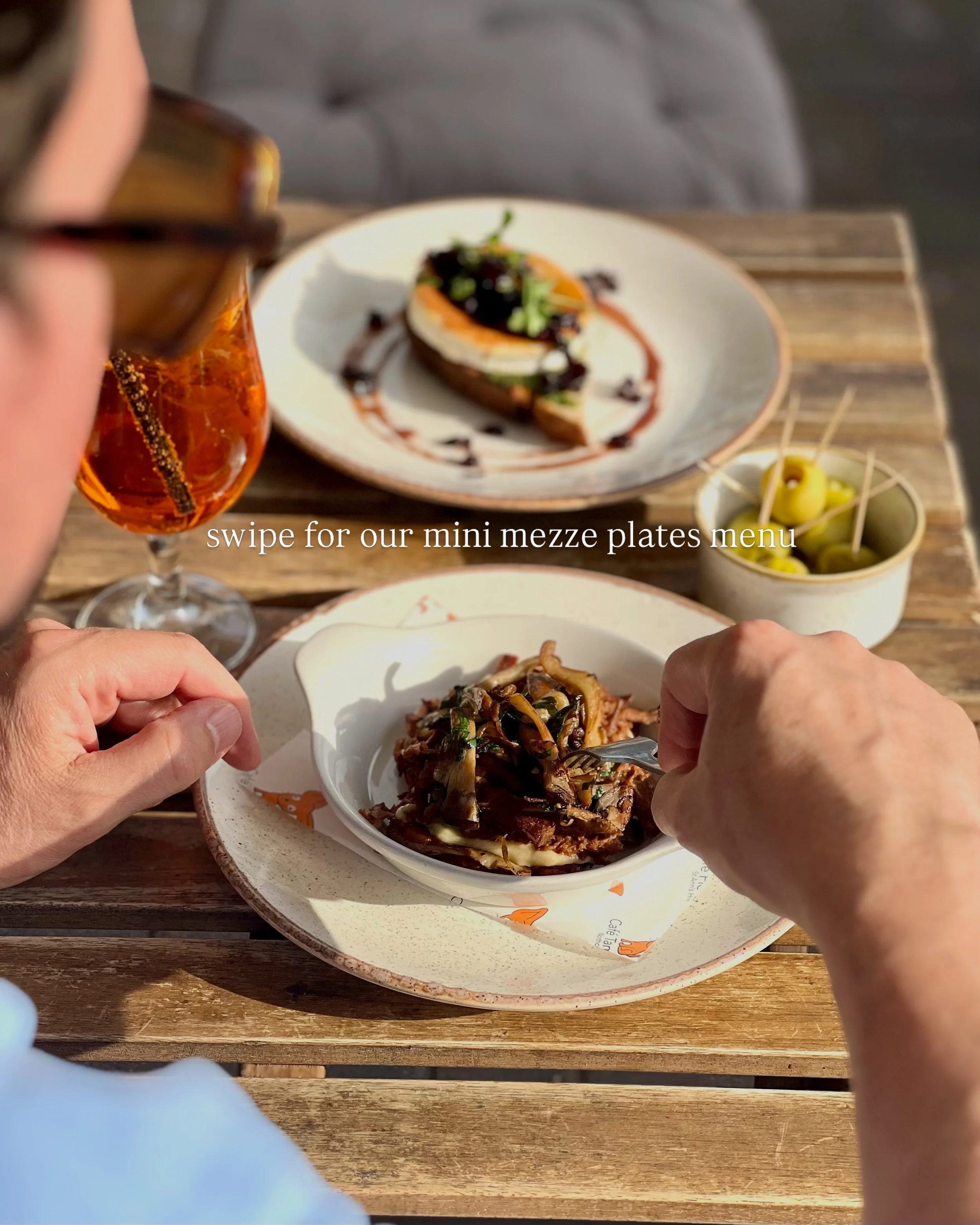 When the sun goes down, the sharing begins 🌅🍸

Join us at Cafe Tamra on Northcote Road during golden hours for some cocktails and our mini mezze plates that are perfect for passing, picking, dipping and discovering new favourites together 🫒🍸

Eve