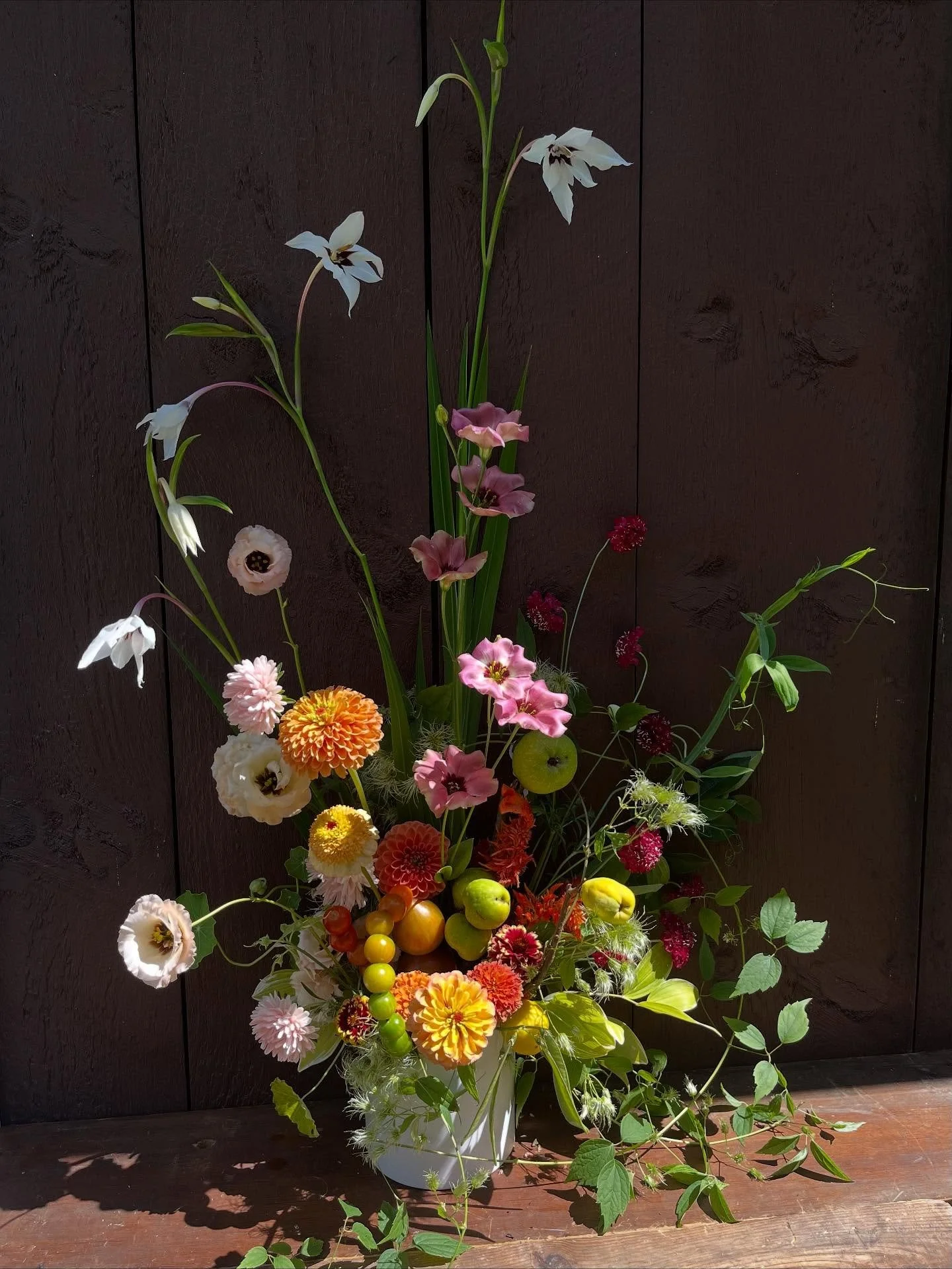 Extra special vase from September 🍐
100% local

Lisianthus, nasturtium, sweet pea, clematis, zinnias, asters, acidanthera, scabiosa, quince, + tomatoes