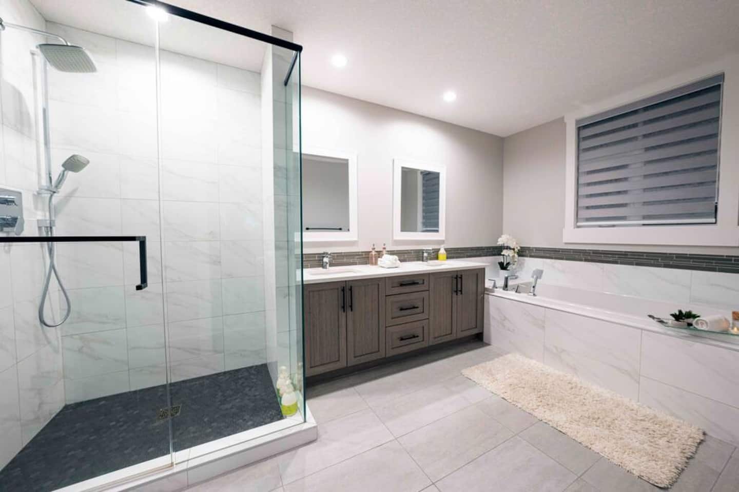 King Bathroom.jpeg