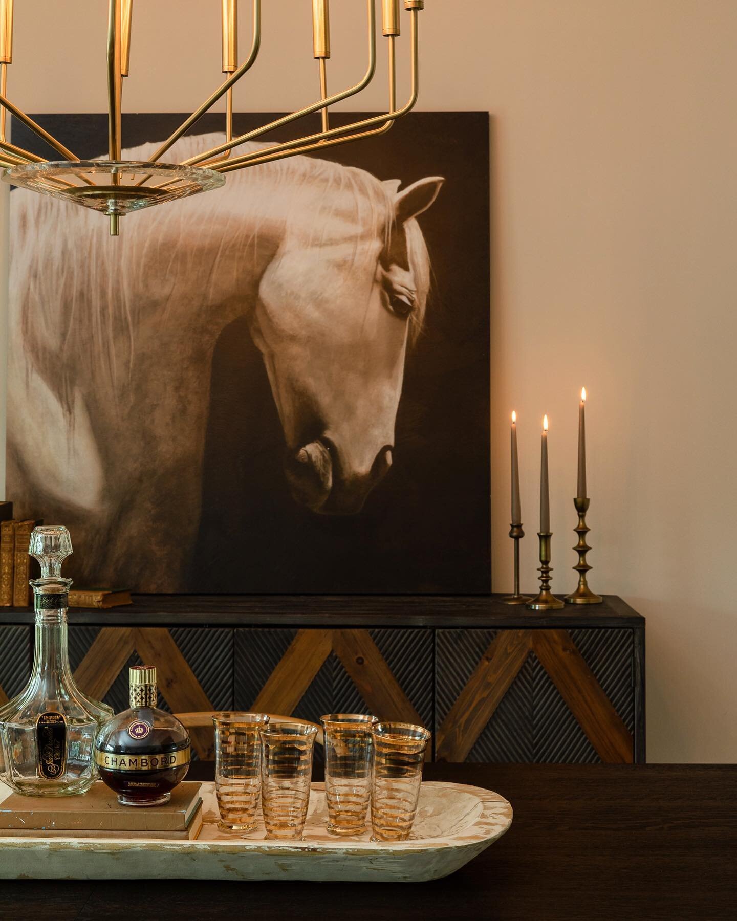 From our Kornblau Terrace project&hellip;found in an antique store in Southern Virginia, these fabulous vintage glasses sparkle in this modern dining room ✨

📸: @christykosnicinteriors 

&bull;
&bull;
&bull;
&bull;
&bull;
#moderndesign #designporn #