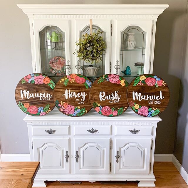 First round of these plaques are done! I just love how they turned out! 😍 They are beautiful statement pieces that can be hung on the wall, front door or placed on a shelf or mantle. .
If you have an idea for one or would love a floral one like thes